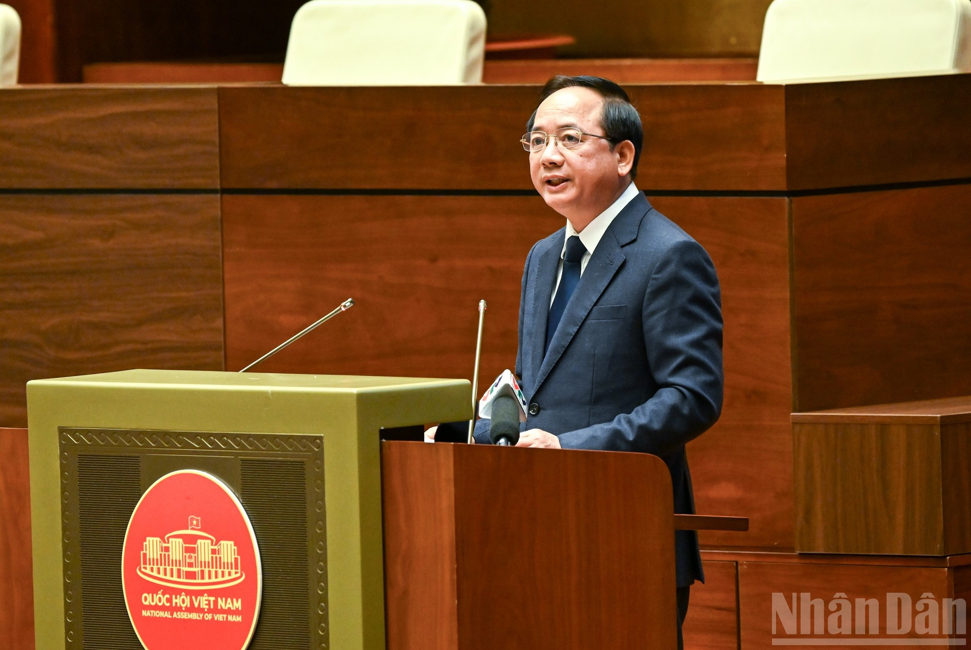 El jefe del Comité de Propaganda y Movilización de Masas, Trinh Van Quyet, habla en la conferencia.