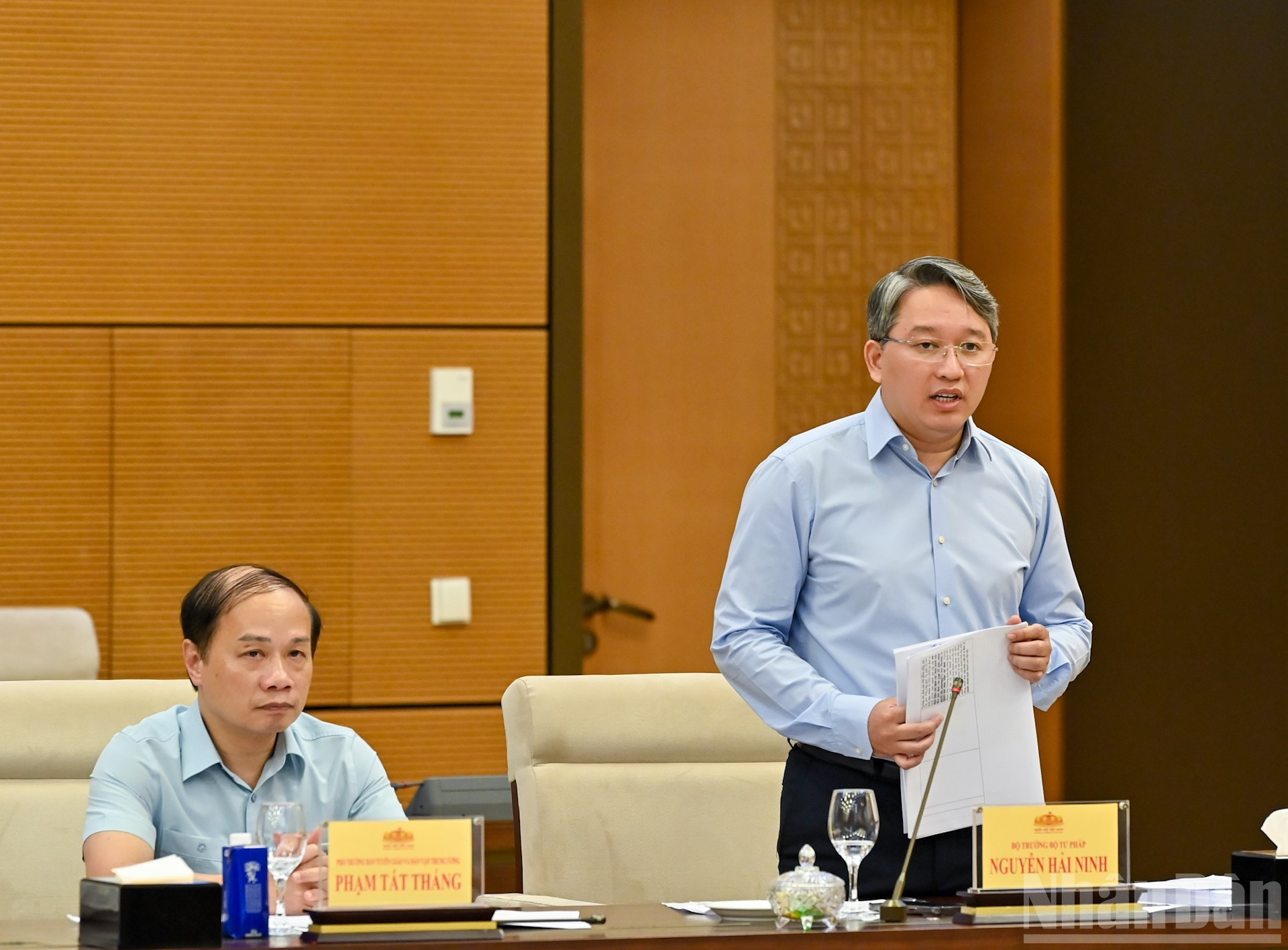 El ministro de Justicia, Nguyen Hai Ninh, presenta su opinión.