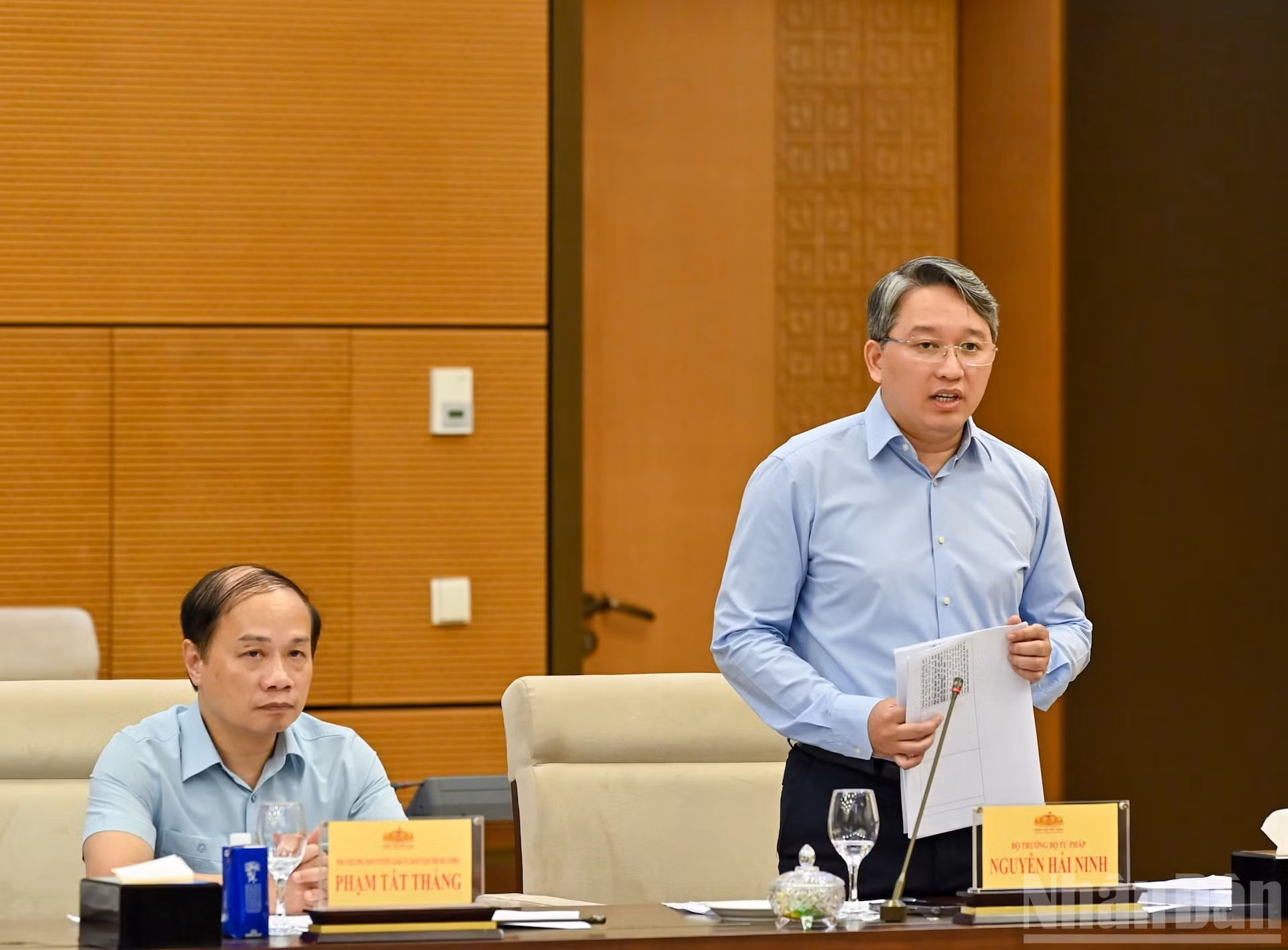 El ministro de Justicia, Nguyen Hai Ninh, presenta su opinión.