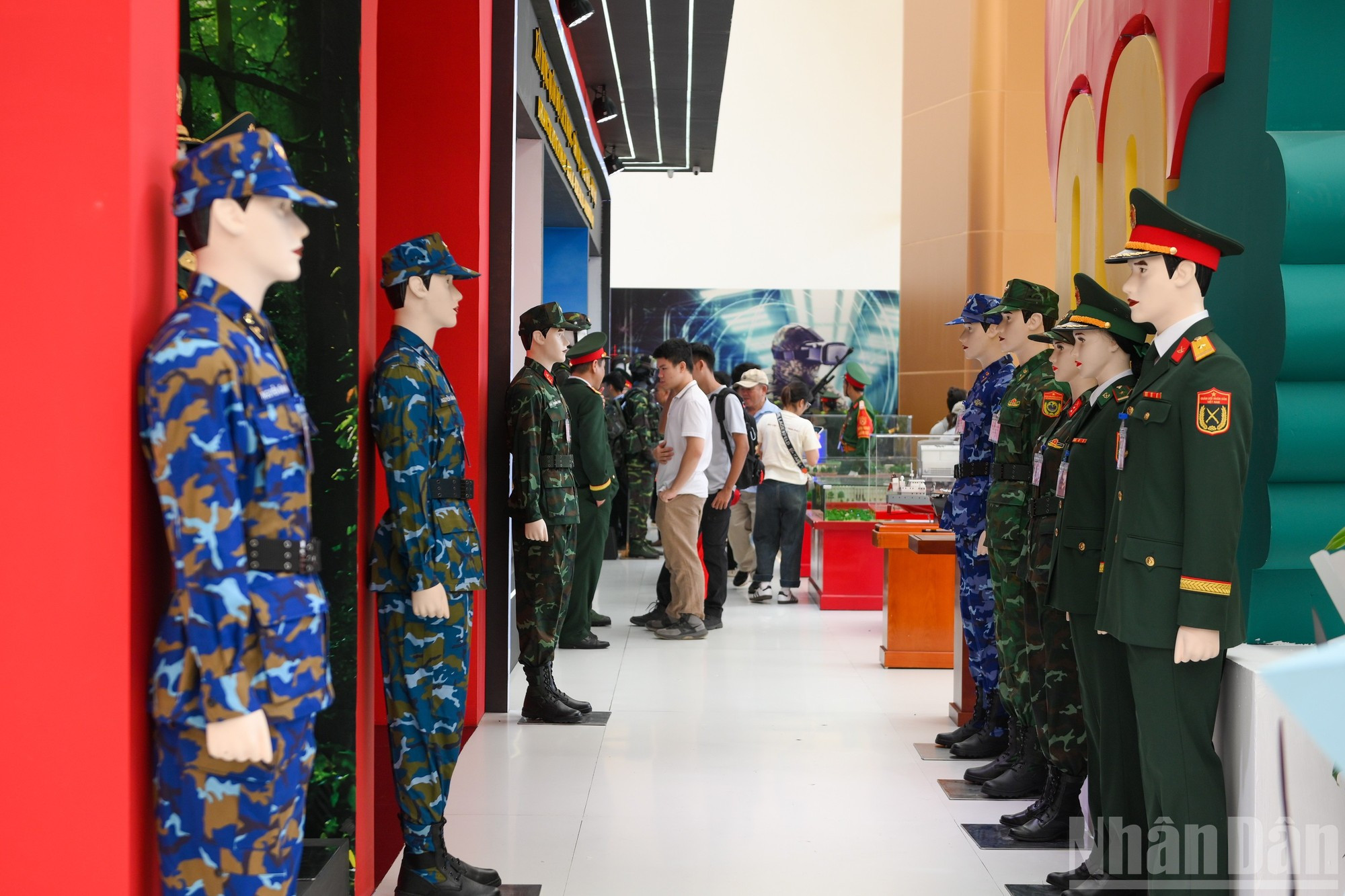 La zona de exhibición de uniformes del Ejército Popular de Vietnam.