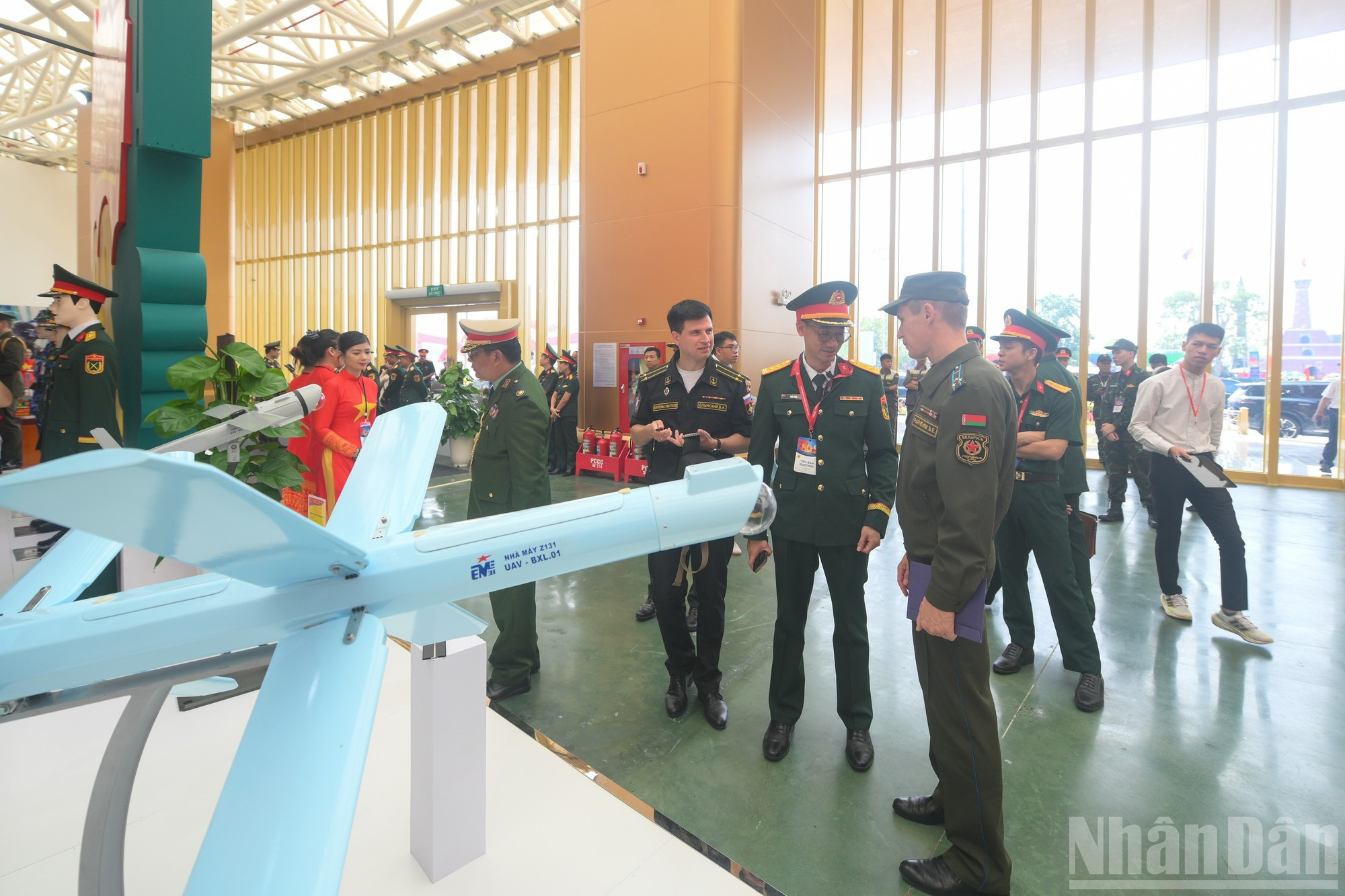 El stand del Ministerio de Defensa atrae el interés de las fuerzas armadas de otros países.