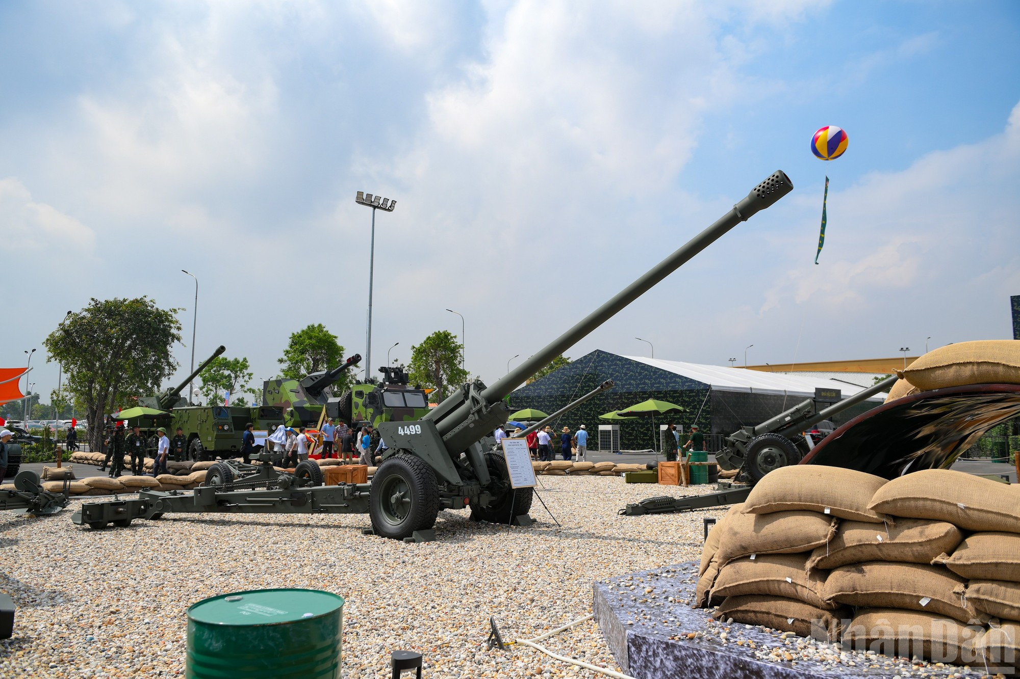 Varios equipos y armamentos modernos.