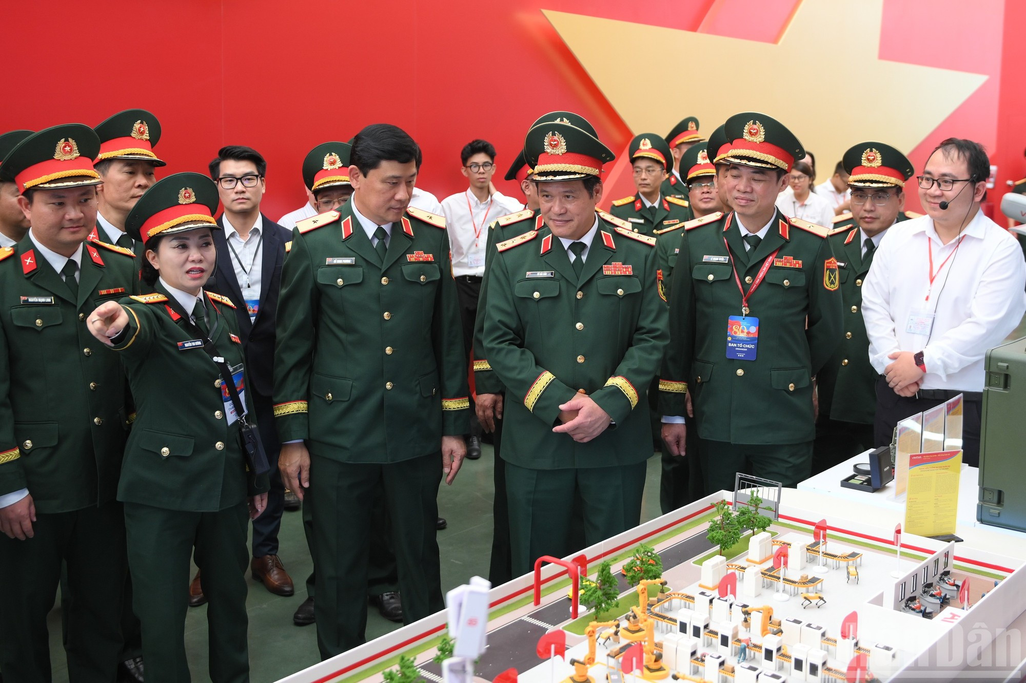 El teniente general Vu Hai San, viceministro de Defensa, junto con otros delegados, visita el área de exhibición del Ministerio.