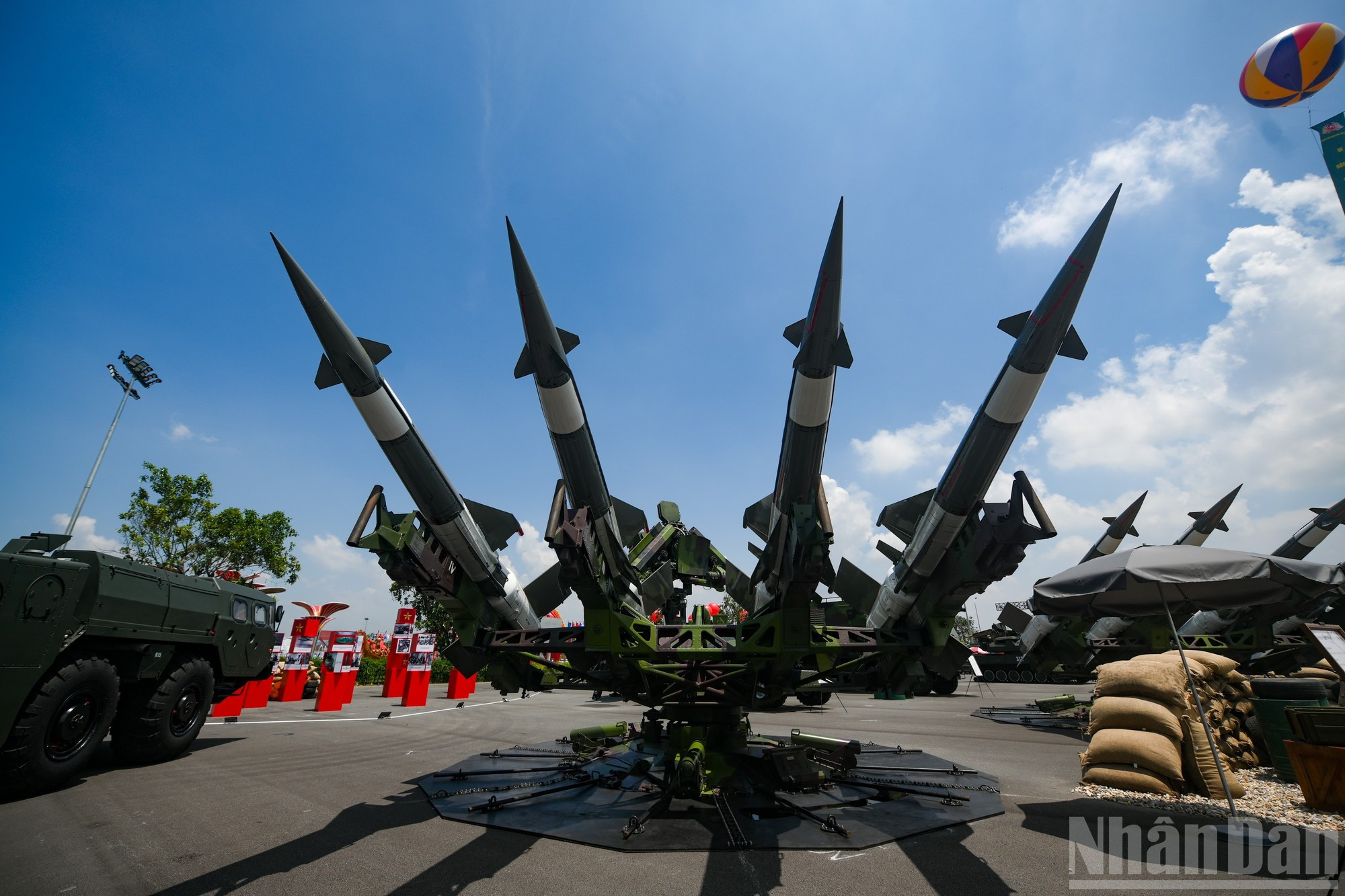 El lanzador 5P73-VT con 4 misiles 5V27, desarrollado por el Grupo de Telecomunicaciones del Ejército.