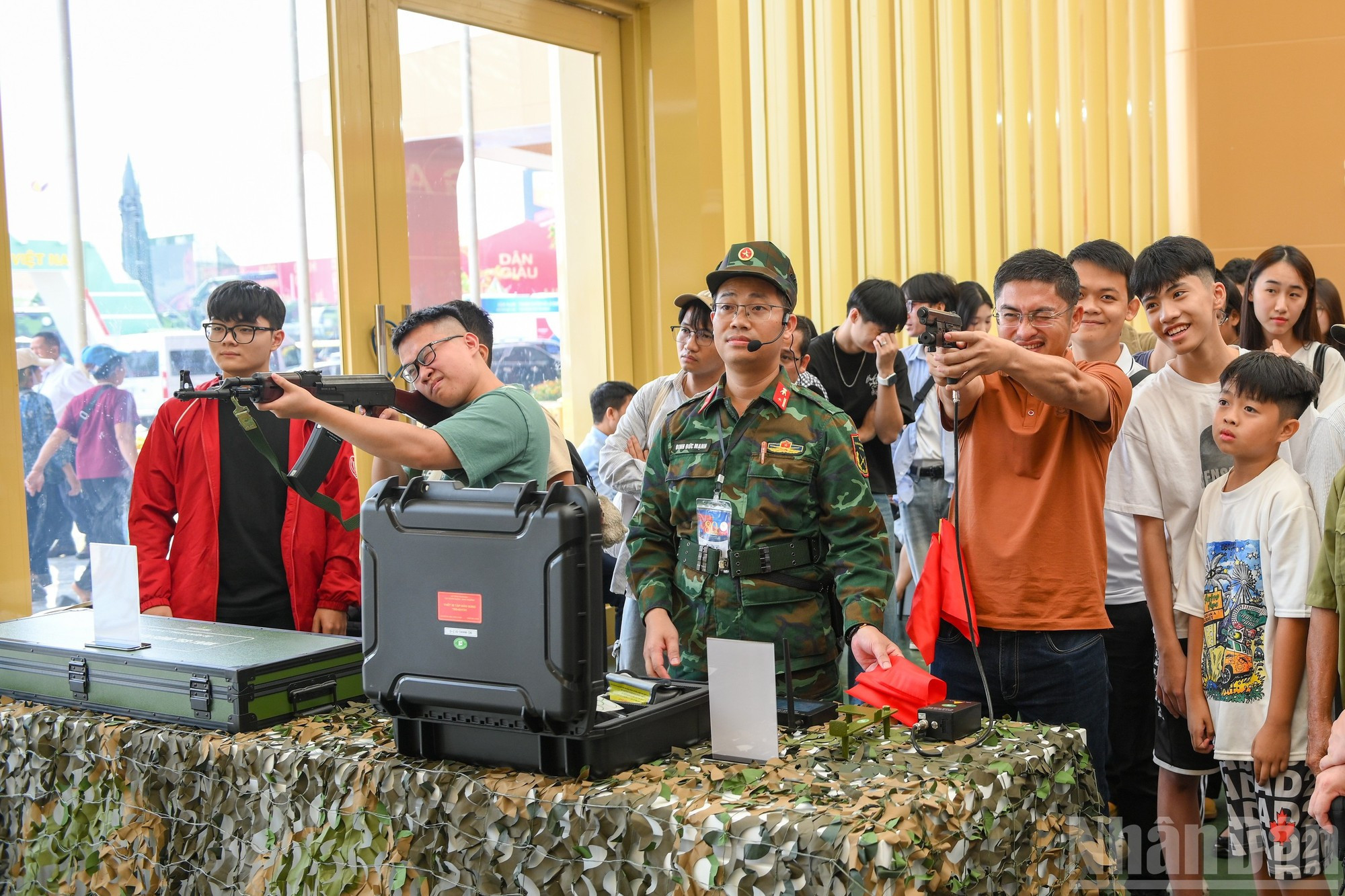 El área de experiencia de tiro del Instituto Técnico Militar atrae a numerosos visitantes.
