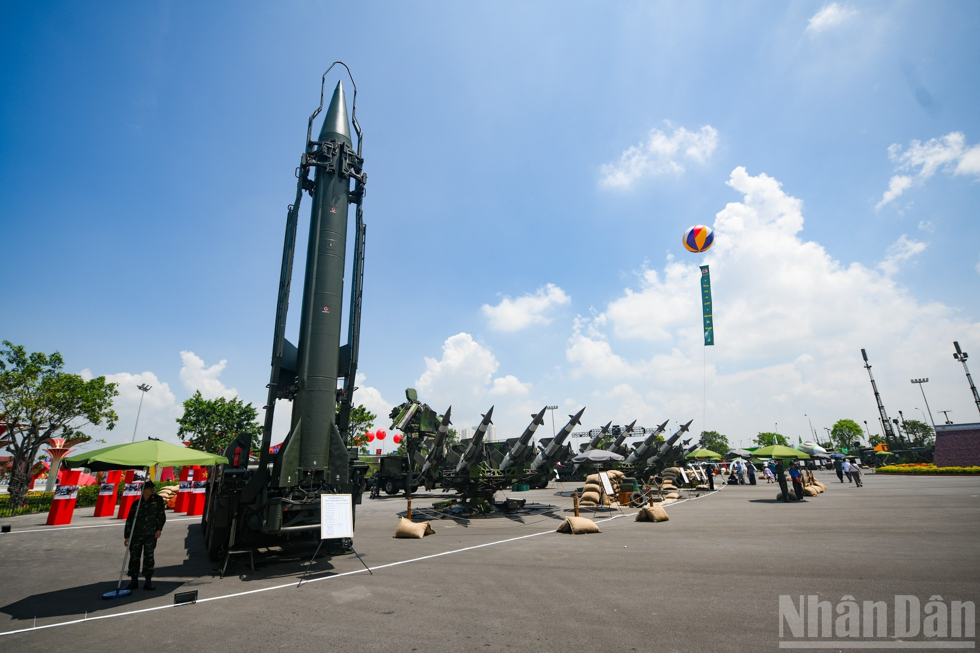 El sistema de misiles Scud-B tiene un alcance de hasta 300 km, una longitud de 11,25 metros, un peso total de lanzamiento de aproximadamente cuatro mil 500 kg, y una ojiva de unos 950 kg.