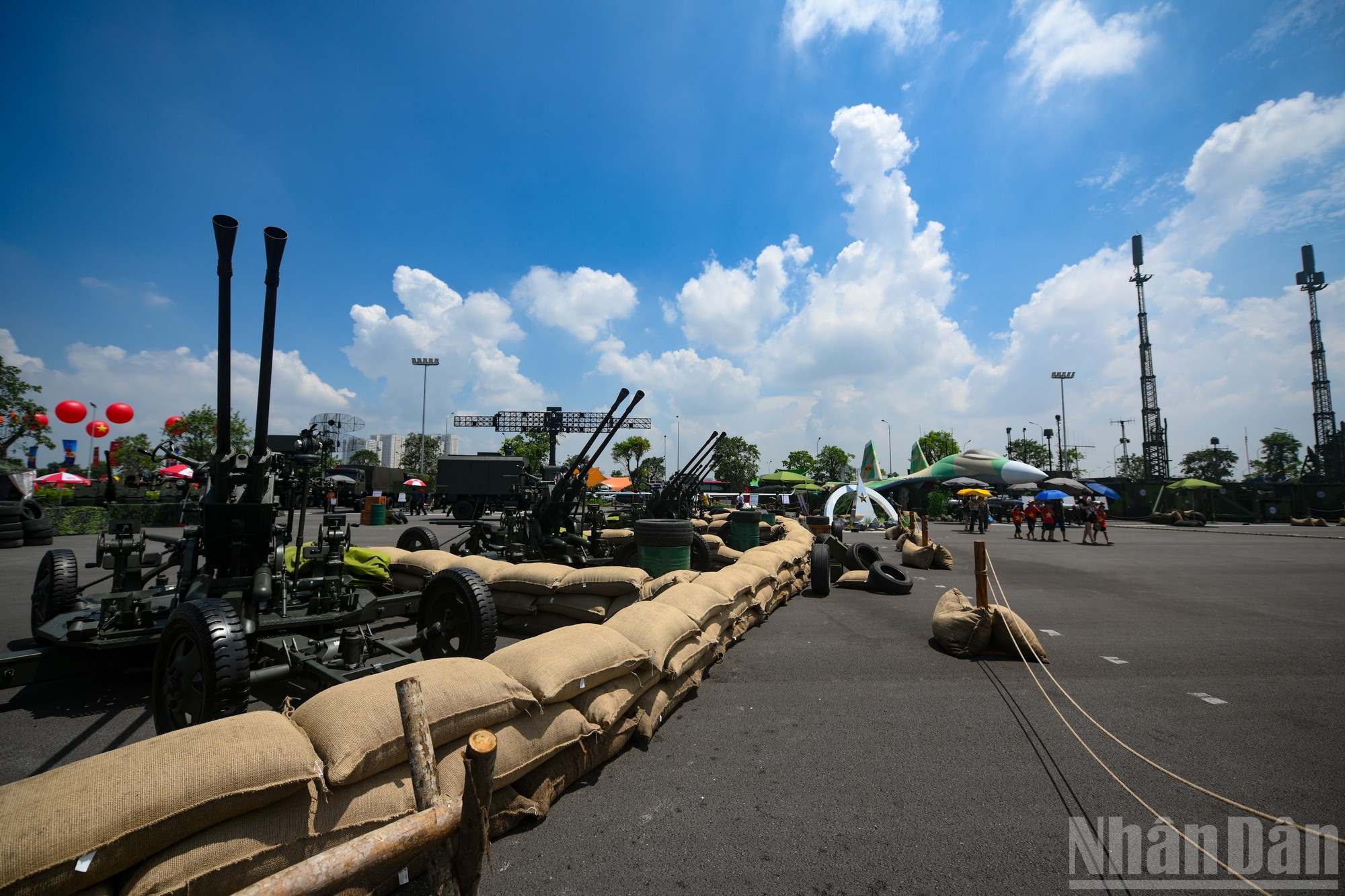 Diversos tipos de cañones y artillería remolcada.