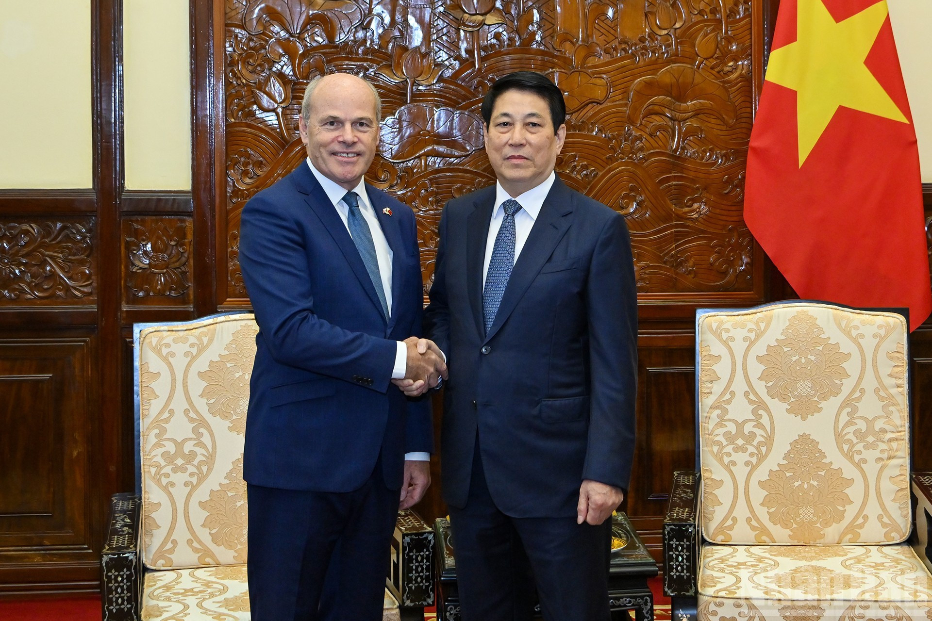 El presidente de Vietnam, Luong Cuong, y el embajador canadiense, James Nickel. El presidente de Vietnam, Luong Cuong, y el embajador canadiense, James Nickel.
