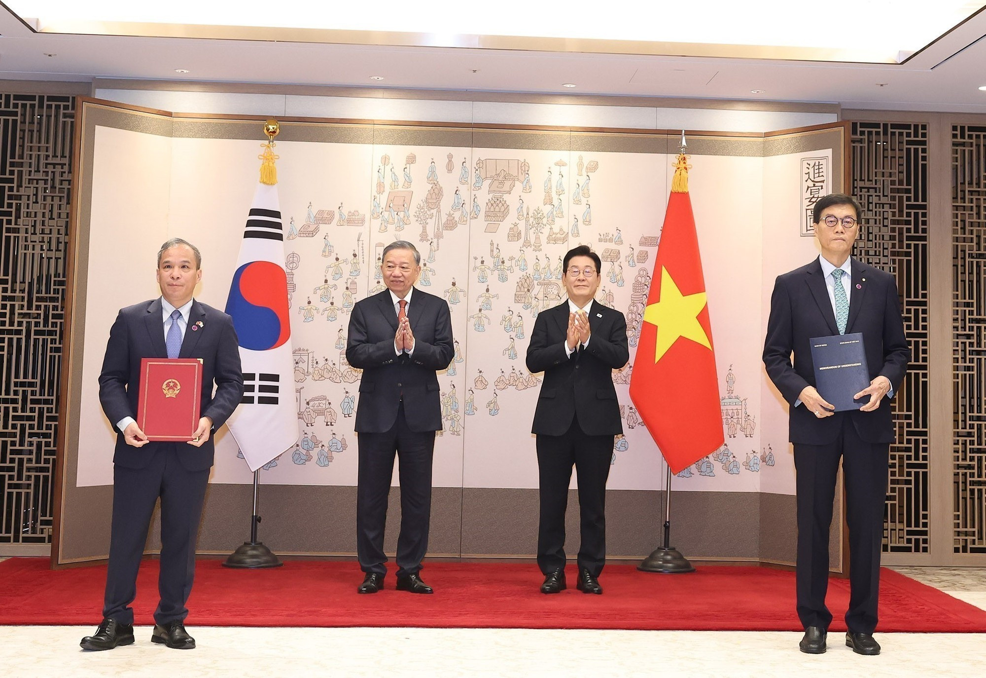 El secretario general del Partido Comunista de Vietnam, To Lam, y el presidente surcoreano, Lee Jae Myung, presencian la firma de un memorando de entendimiento entre el Banco Estatal de Vietnam y el Banco Estatal de Corea del Sur sobre la cooperación y ayuda técnica en las actividades bancarias.