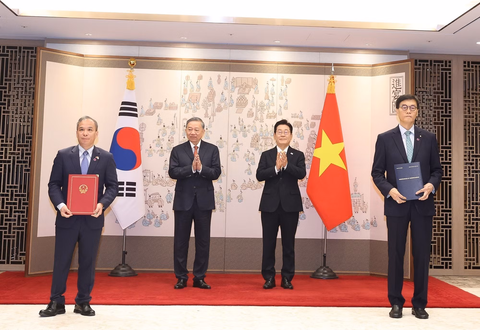 El secretario general del Partido Comunista de Vietnam, To Lam, y el presidente surcoreano, Lee Jae Myung, presencian la firma de un memorando de entendimiento entre el Banco Estatal de Vietnam y el Banco Estatal de Corea del Sur sobre la cooperación y ayuda técnica en las actividades bancarias.