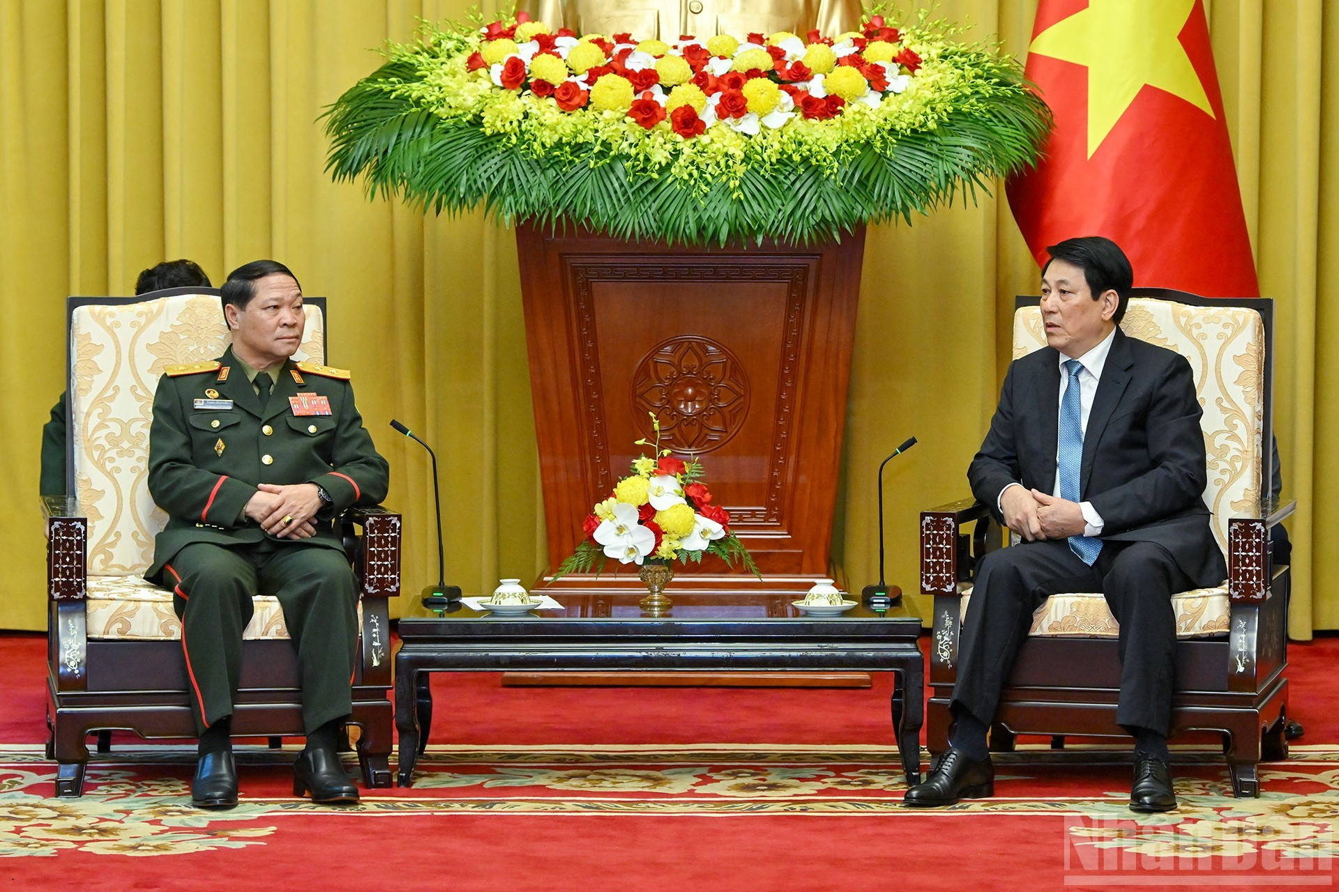 El presidente de Vietnam, Luong Cuong, conversa con el teniente general Vongsone Inpanphim, viceministro de Defensa, jefe de la Dirección General de Política del Ejército Popular de Laos.