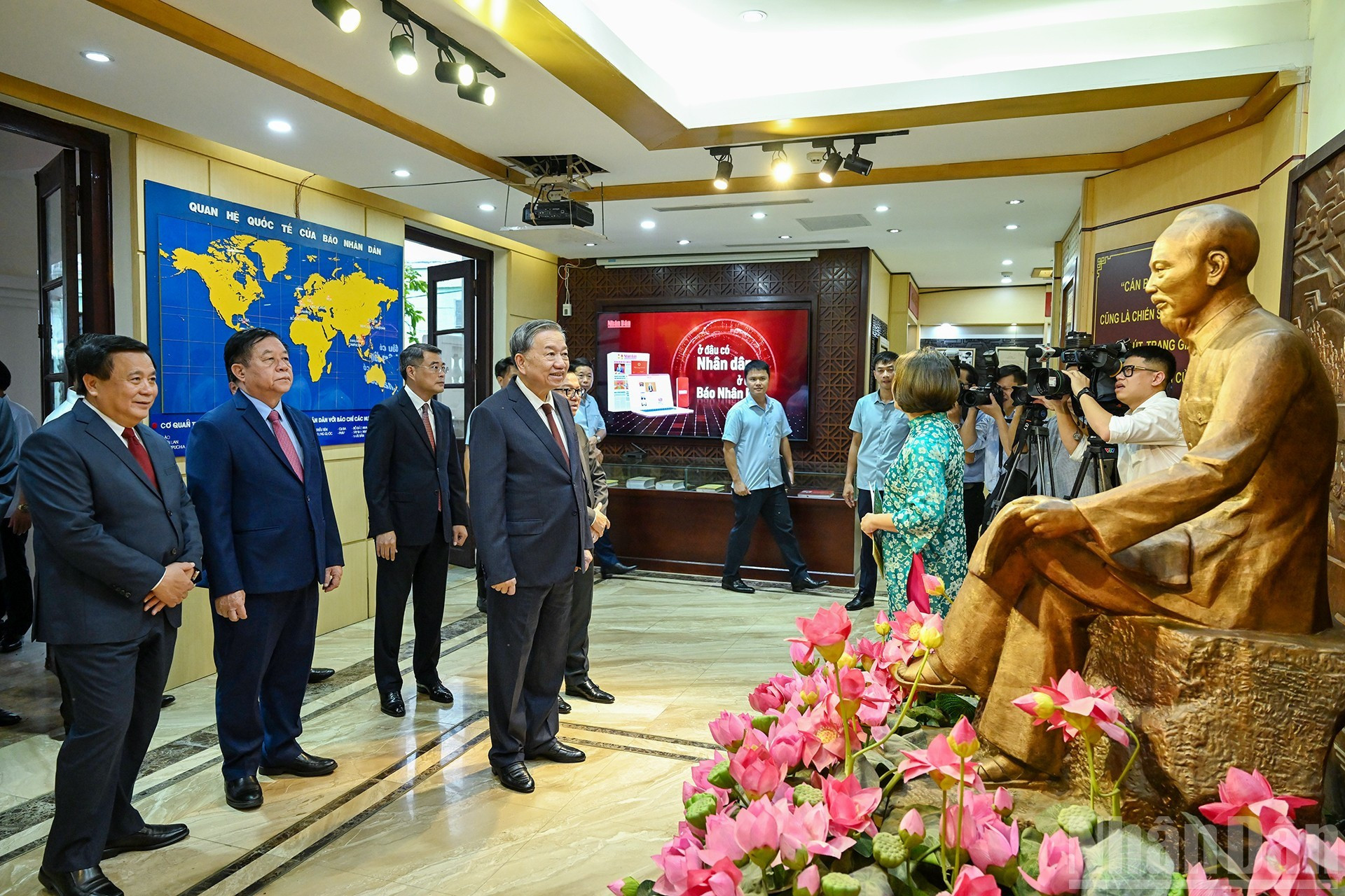 El secretario general To Lam visita la Sala de Tradición del periódico Nhan Dan. El secretario general To Lam visita la Sala de Tradición del periódico Nhan Dan.