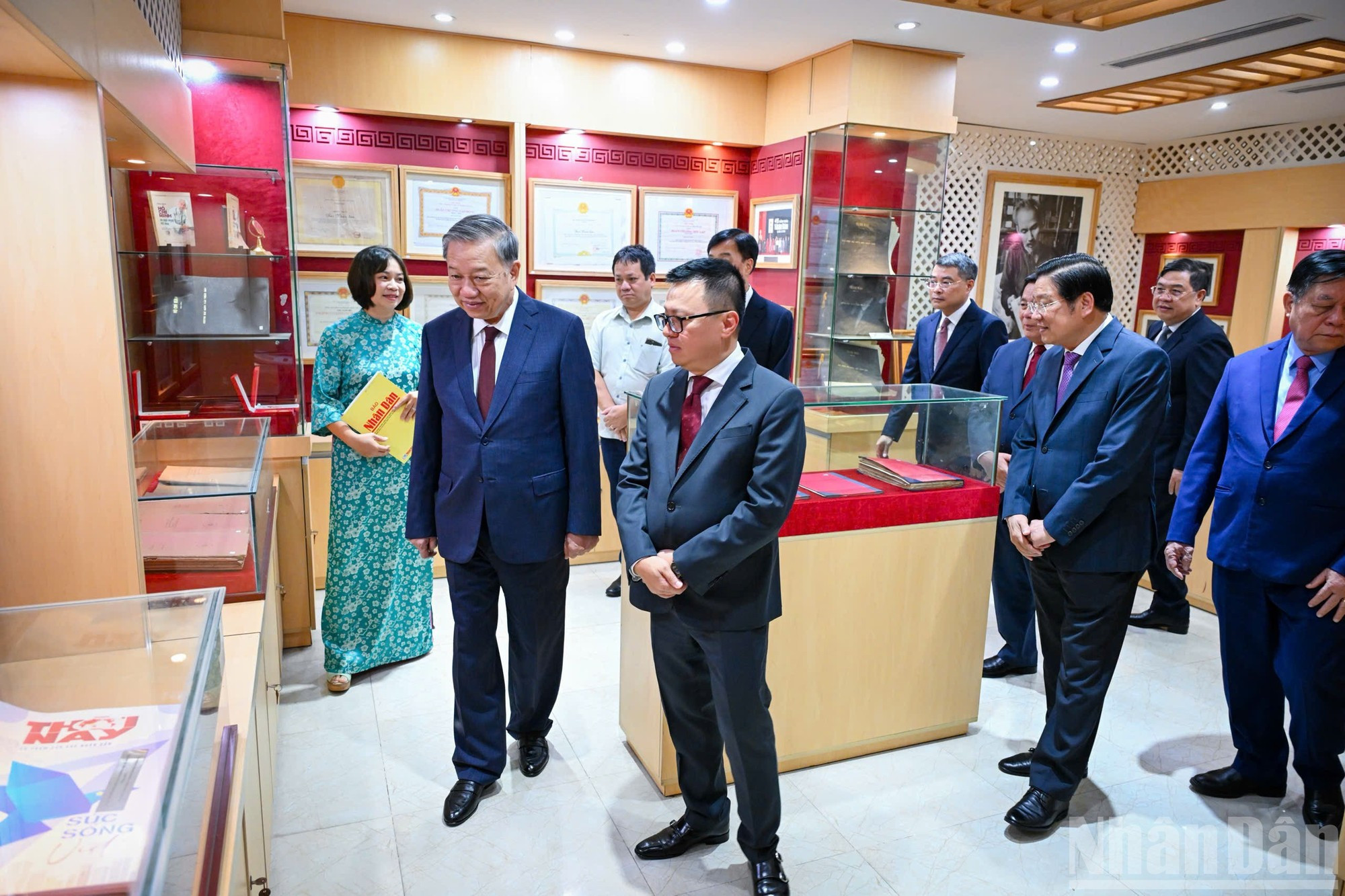 El secretario general del Partido Comunista de Vietnam, To Lam, visita la Sala de Tradición del periódico Nhan Dan.