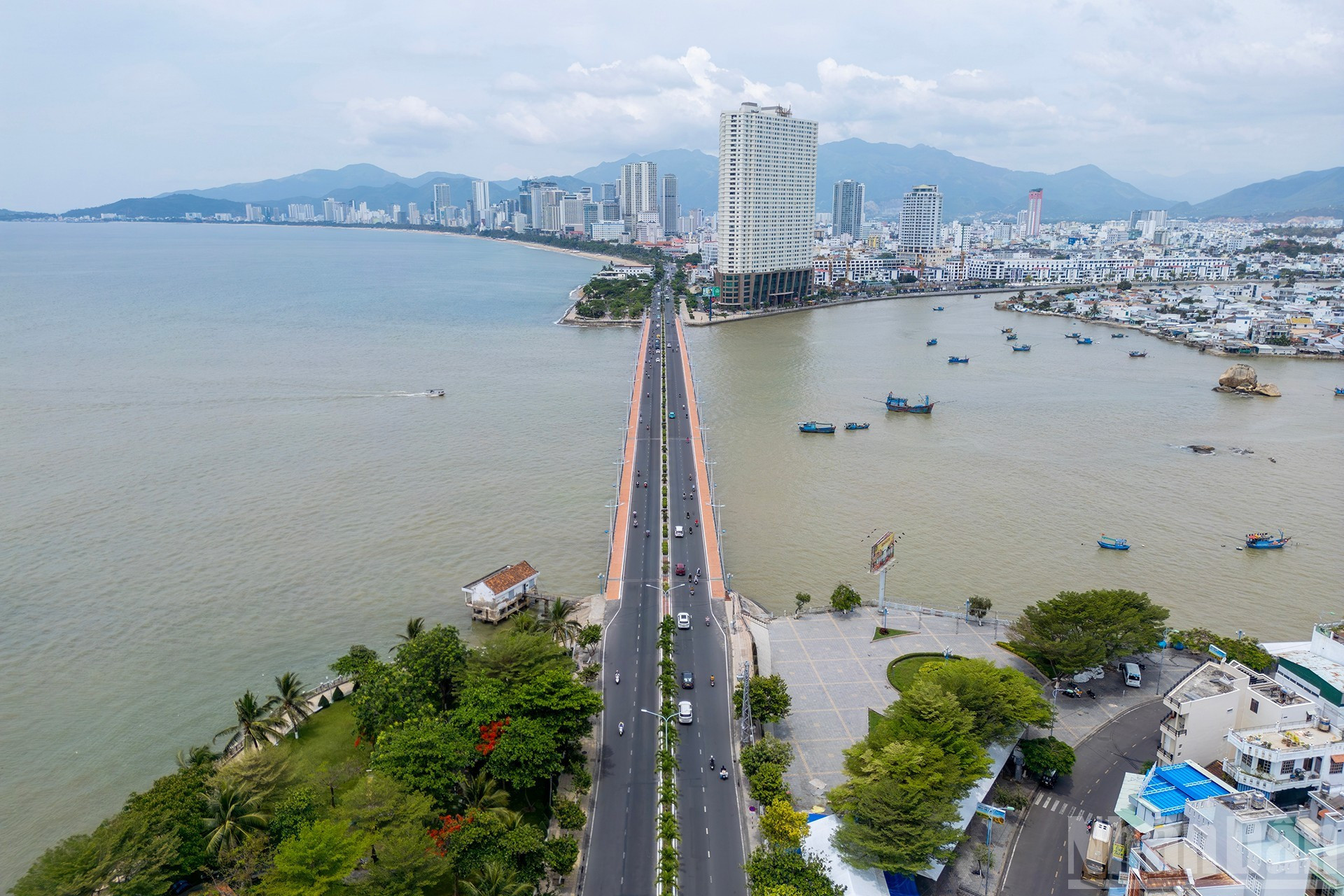 El puente de Tran Phu, de diseño moderno, conecta las calles Tran Phu y Pham Van Dong. Tiene 458,27 metros de longitud y 22 metros de ancho, con cuatro carriles. Su construcción comenzó el 3 de septiembre de 1999 y finalizó el 2 de septiembre de 2002. Esta obra no solo sirve para el tráfico, sino que también es un lugar excelente para disfrutar de vistas panorámicas de la ciudad.
