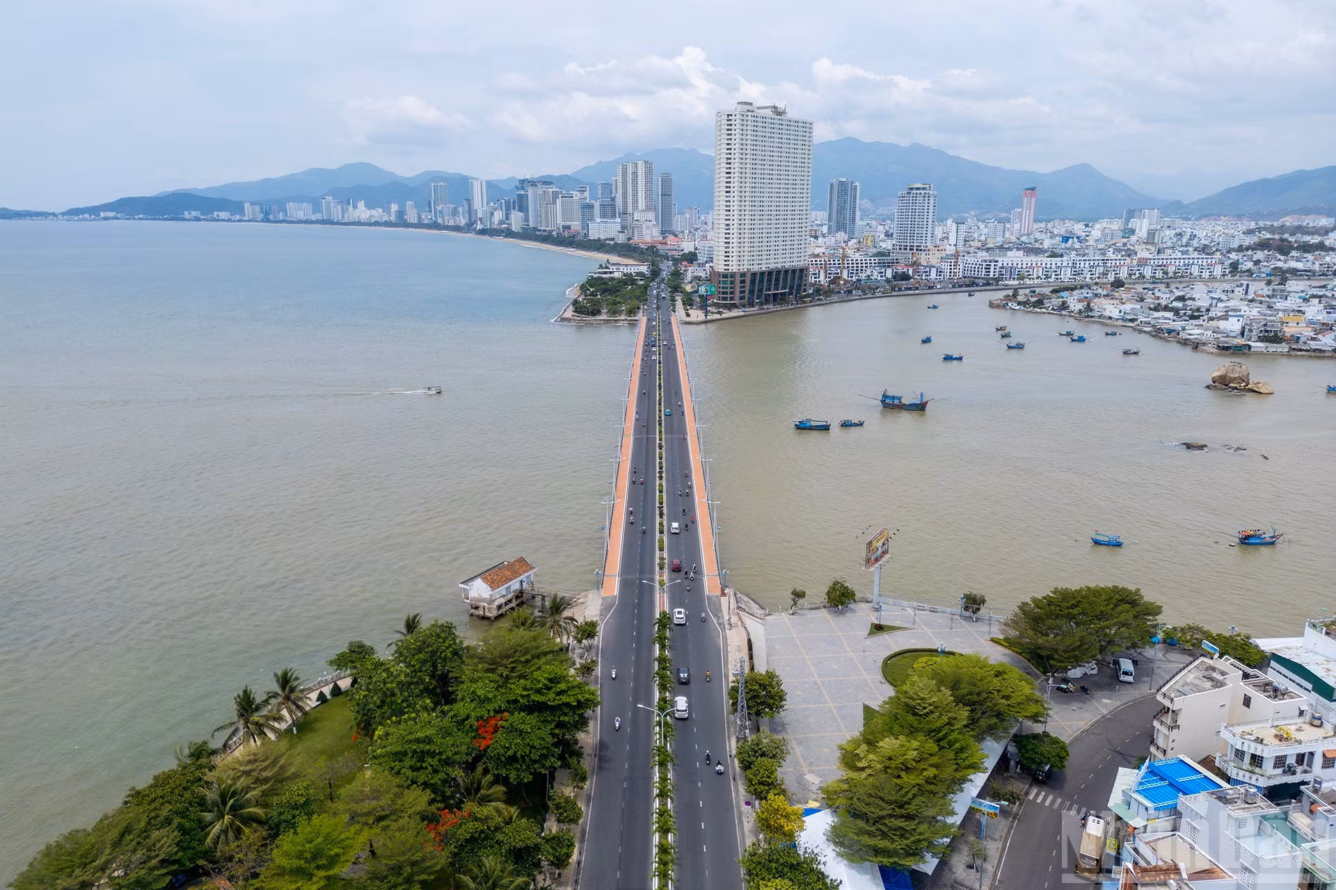 El puente de Tran Phu, de diseño moderno, conecta las calles Tran Phu y Pham Van Dong. Tiene 458,27 metros de longitud y 22 metros de ancho, con cuatro carriles. Su construcción comenzó el 3 de septiembre de 1999 y finalizó el 2 de septiembre de 2002. Esta obra no solo sirve para el tráfico, sino que también es un lugar excelente para disfrutar de vistas panorámicas de la ciudad.