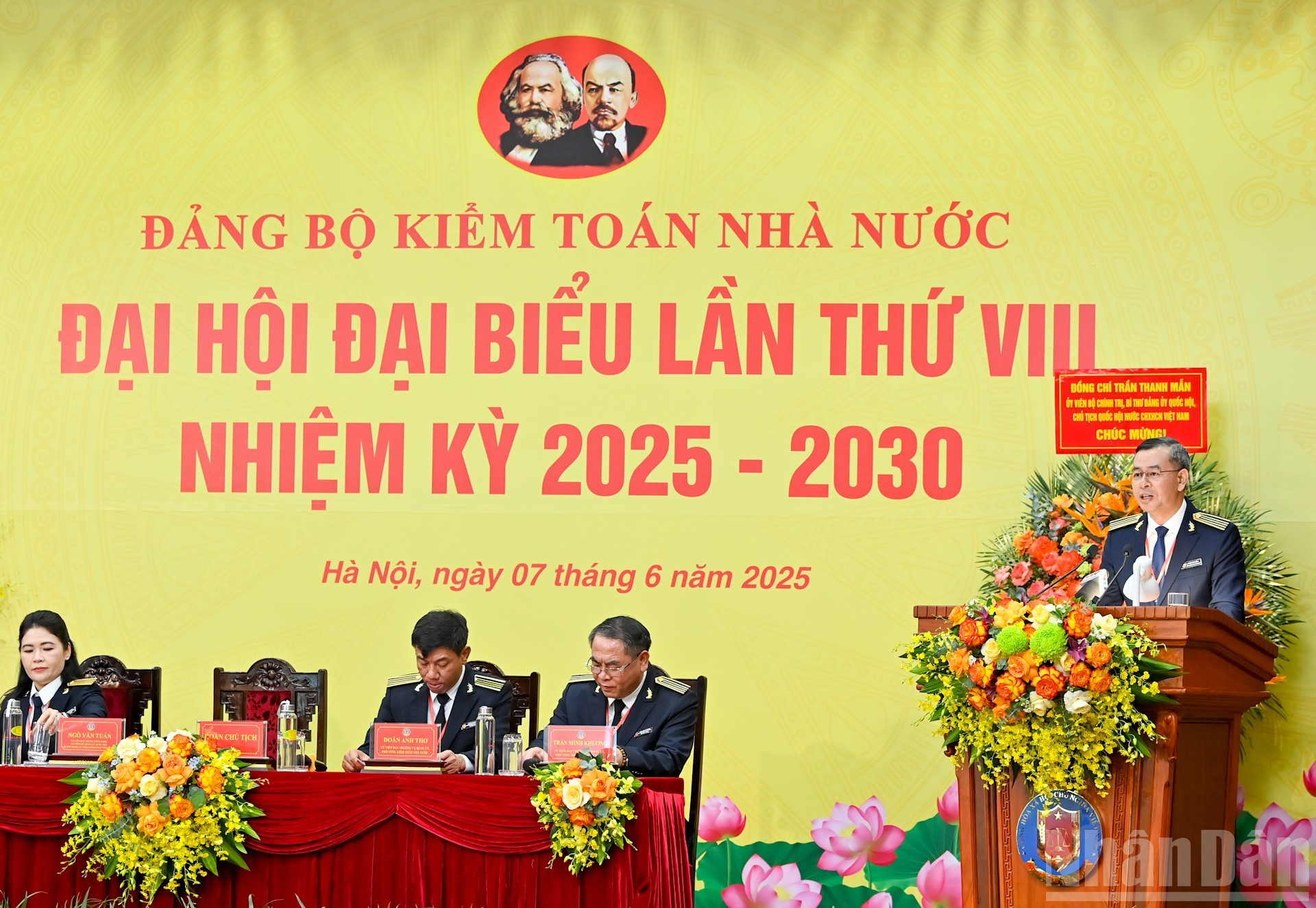El secretario del Partido y auditor general del Estado, Ngo Van Tuan, pronuncia el discurso de apertura del Congreso.