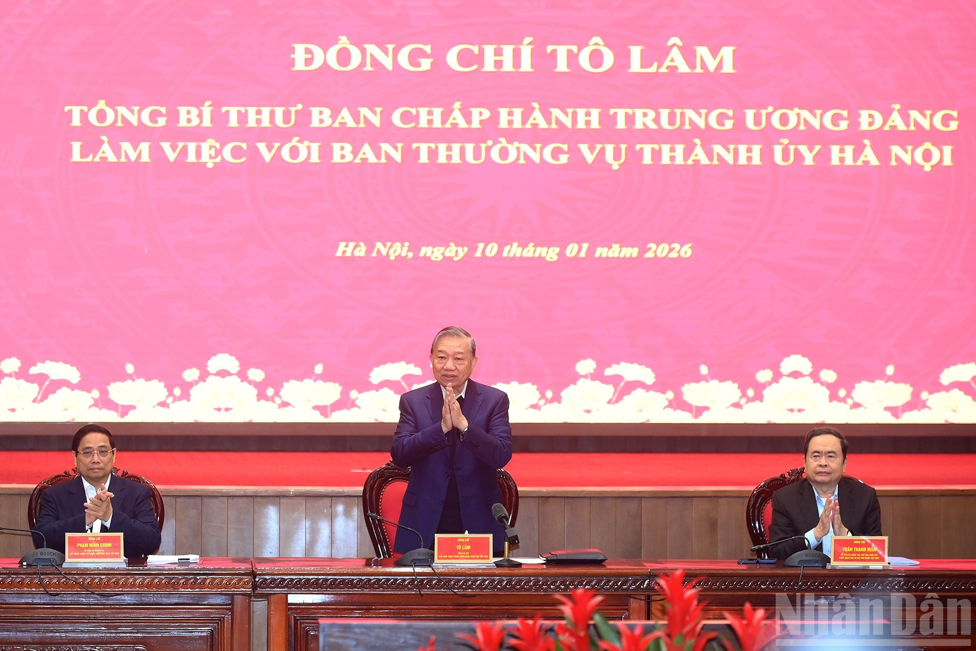 El secretario general To Lam (en el centro), el premier Pham Minh Chinh (a la izquierda) y el presidente de la Asamblea Nacional, Tran Thanh Man, dirige la reunión.