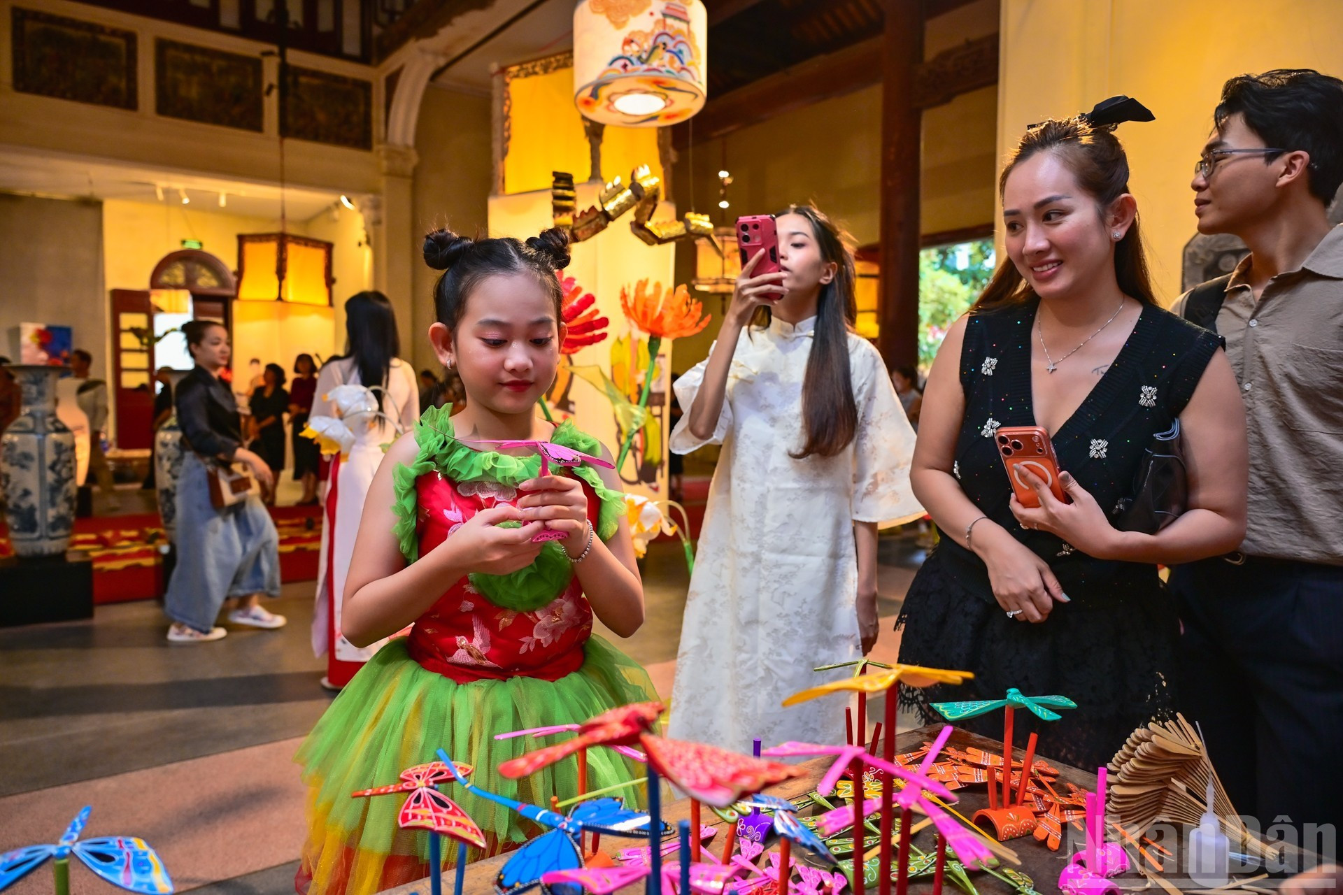 Las libélulas de bambú en equilibrio, producto tradicional de la aldea de oficio artesanal de Thach Xa (Hanói), continúan atrayendo interés frente a los juguetes modernos.
