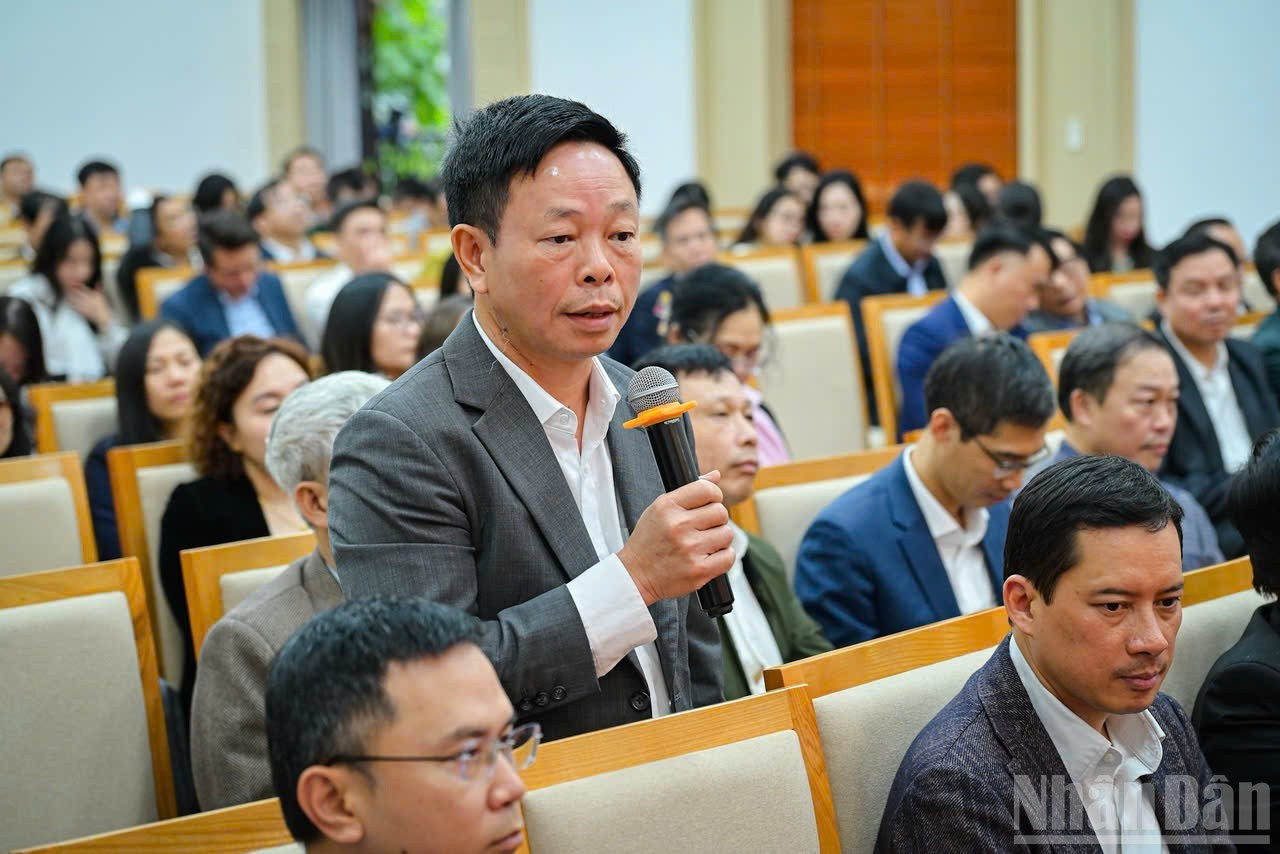 El periodista Phung Cong Suong, editor jefe del periódico Tien Phong, presenta su opinión en la conferencia.