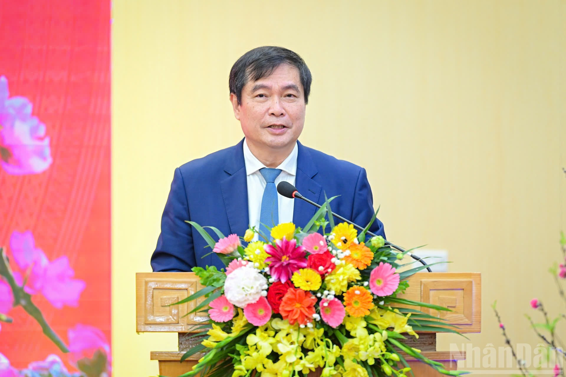 Phan Xuan Thuy, subjefe de la Comisión de Propaganda y Movilización de Masas, habla en la cita.