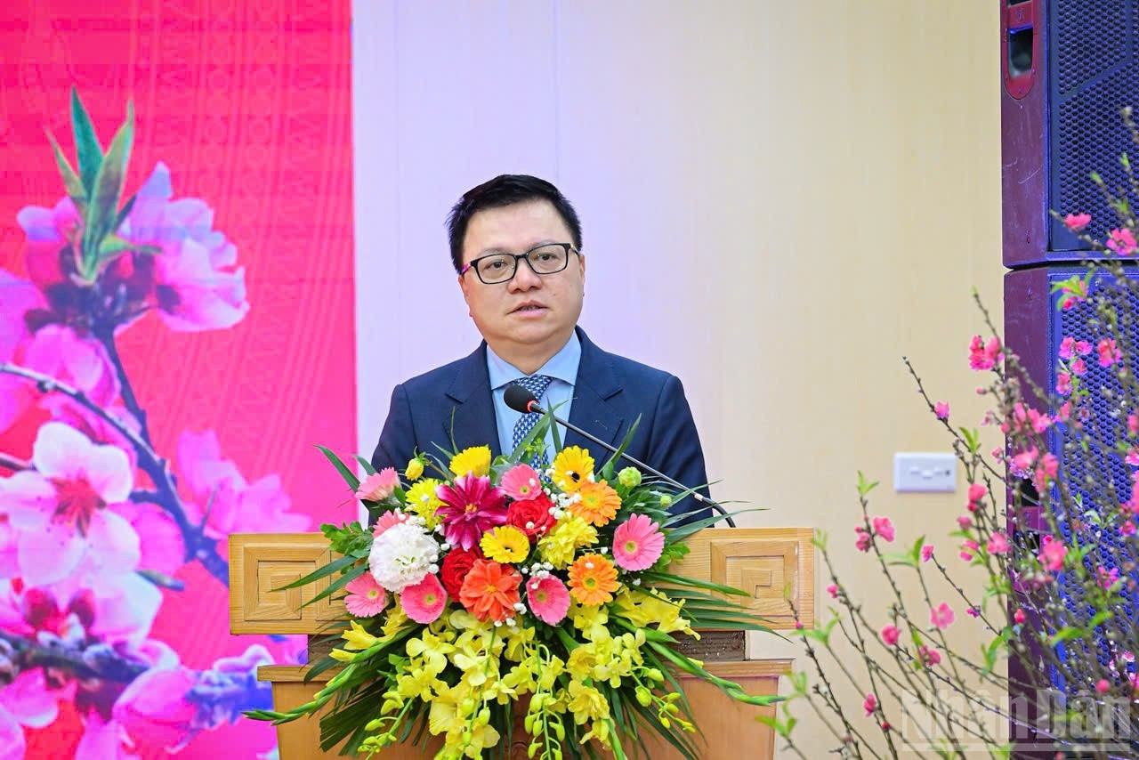 El presidente-editor del periódico Nhan Dan, Le Quoc Minh, habla en la cita.