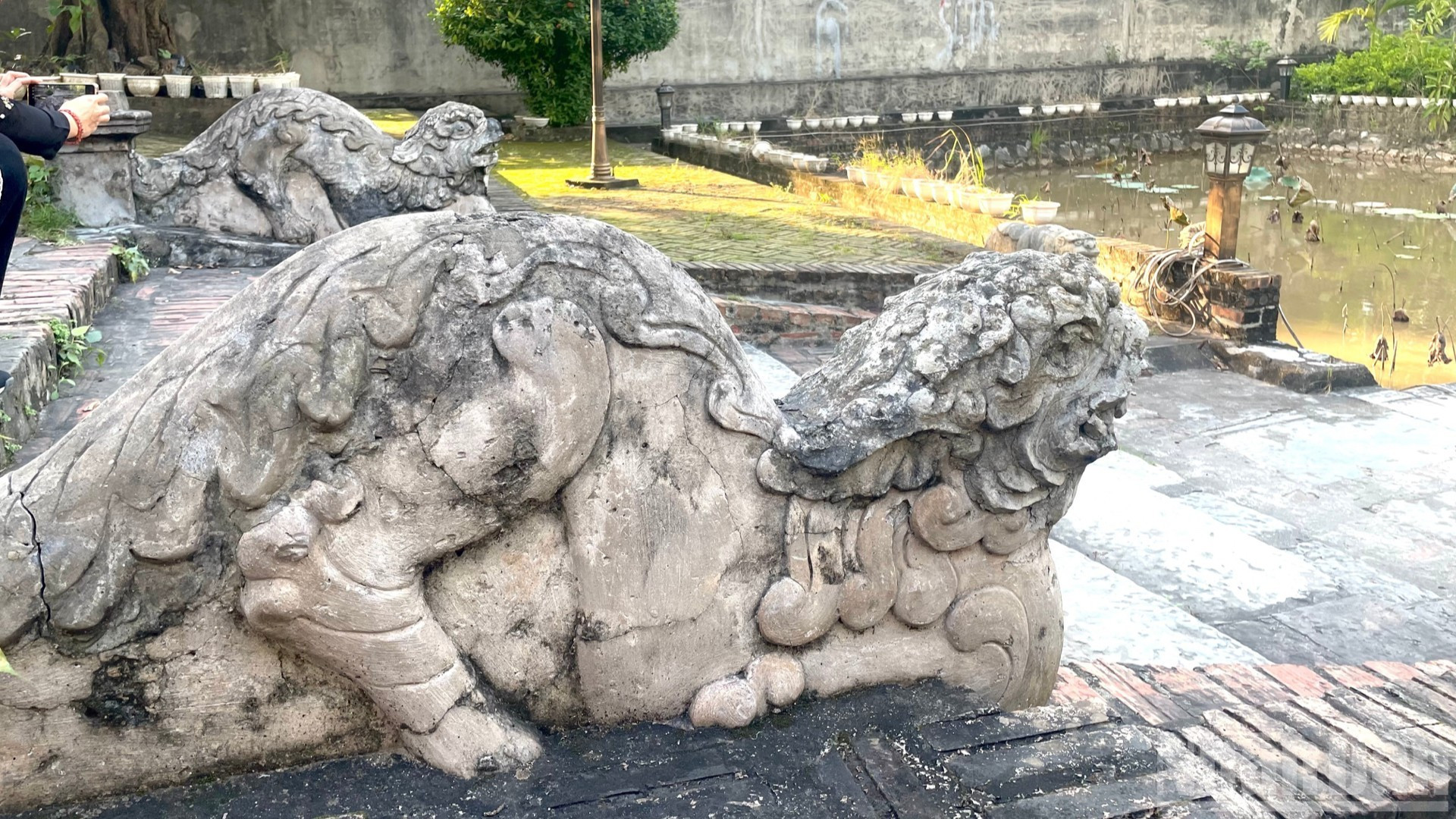 Una escultura de nghê de piedra en la pagoda Chuong.