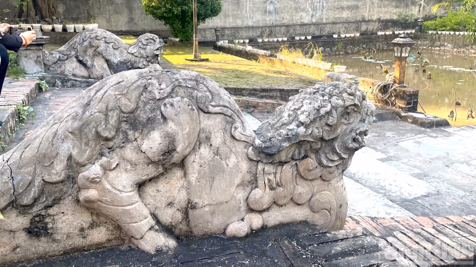 Una escultura de nghê de piedra en la pagoda Chuong.