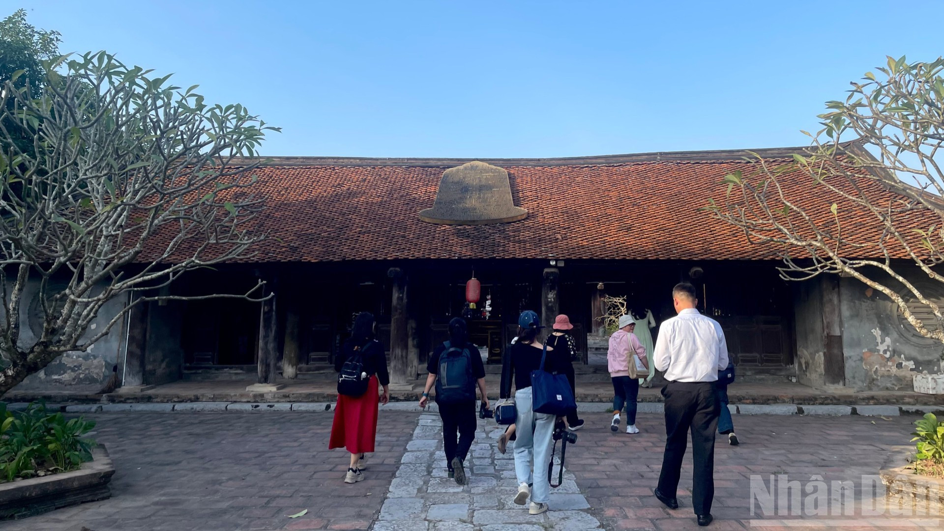 Visitantes recorren la pagoda Chuong.