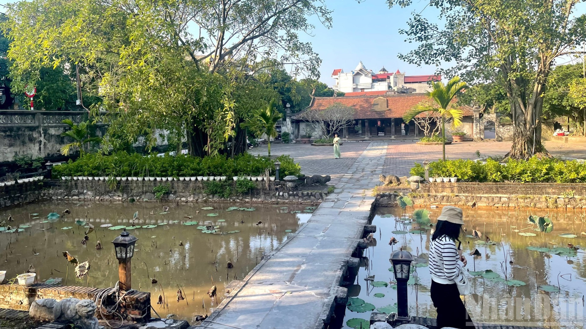 El puente de piedra que conduce a la pagoda.