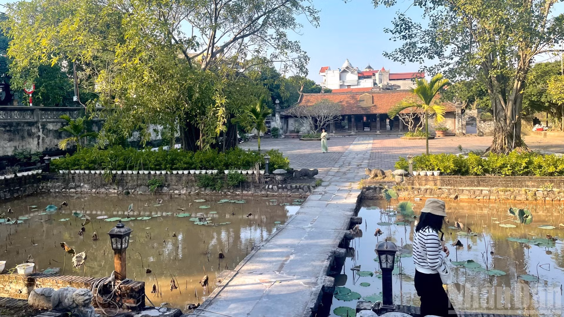 El puente de piedra que conduce a la pagoda.