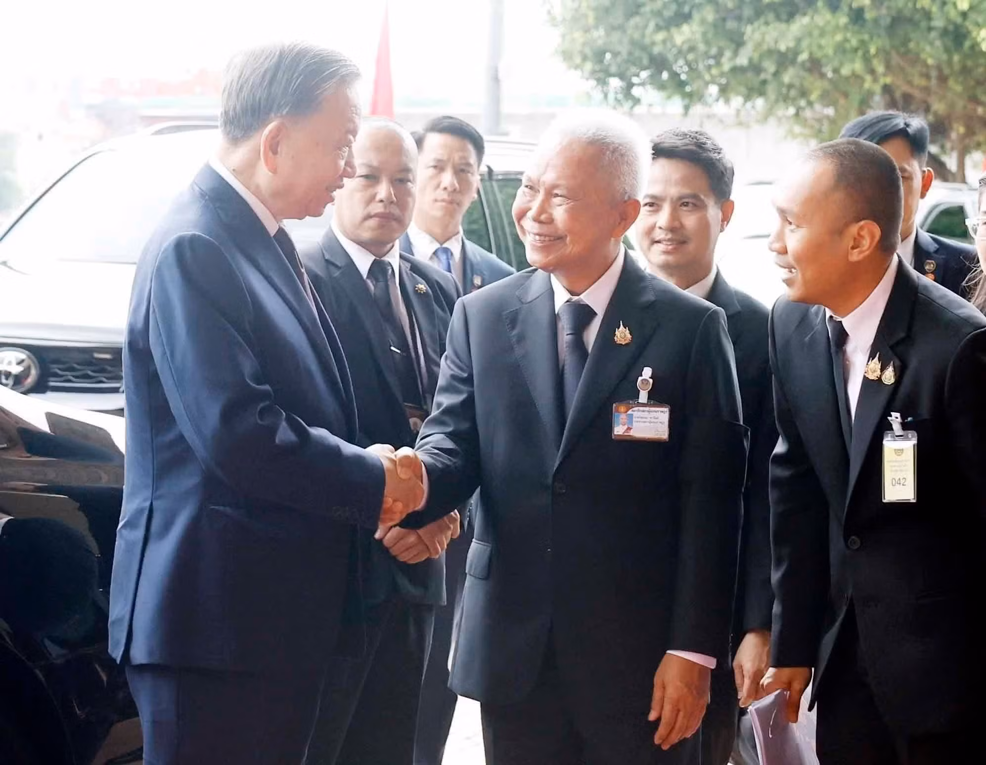 El presidente de la Cámara de Representantes, Sophon Saram, recibe al máximo dirigente vietnamita To Lam.