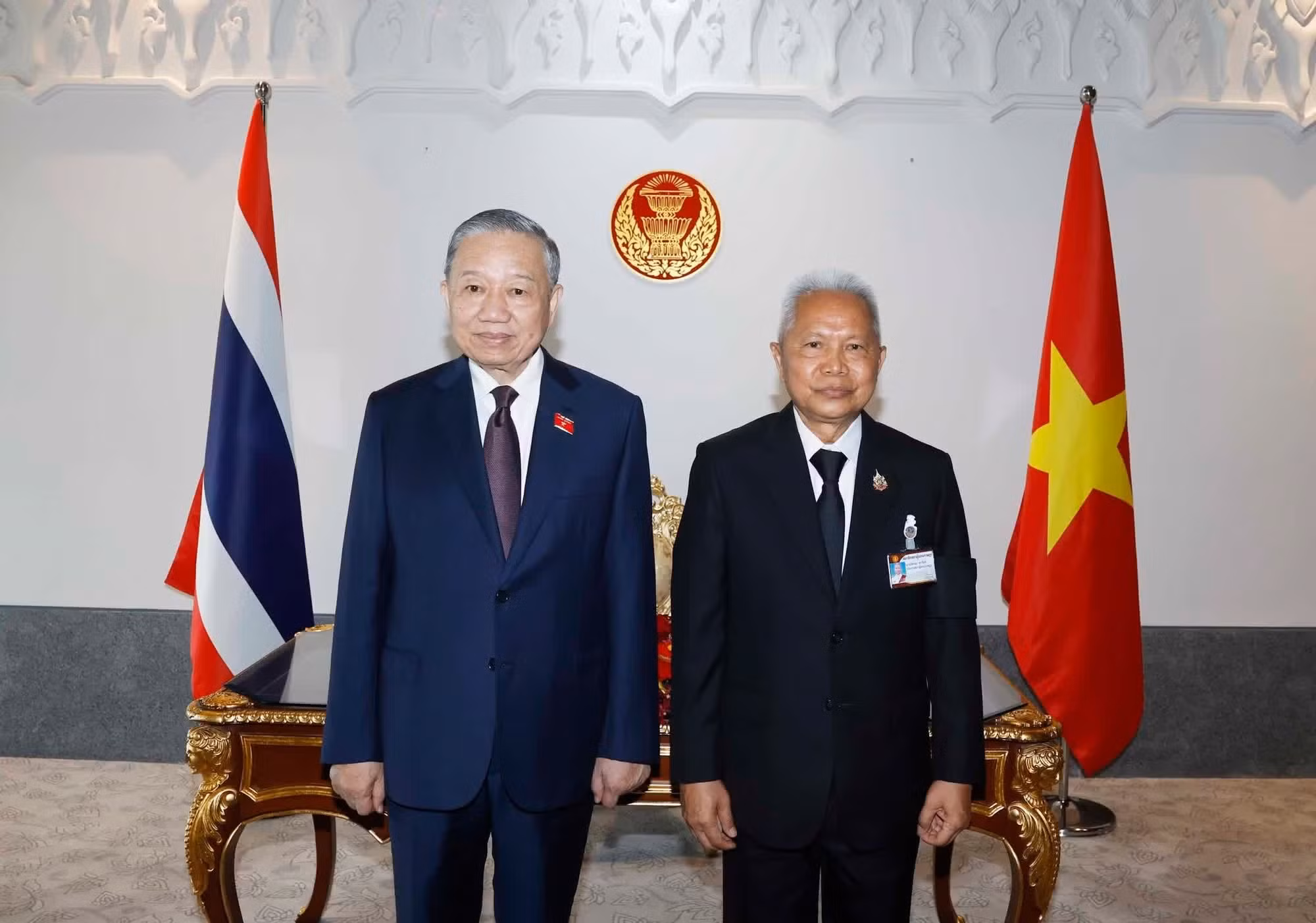 El dirigente legislativo de Tailandia, Sophon Saram, y el máximo dirigente de Vietnam, To Lam.