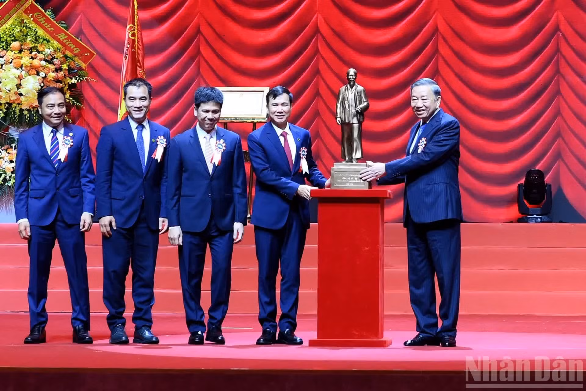El máximo líder To Lam entrega un regalo a la Universidad Nacional de Hanói.