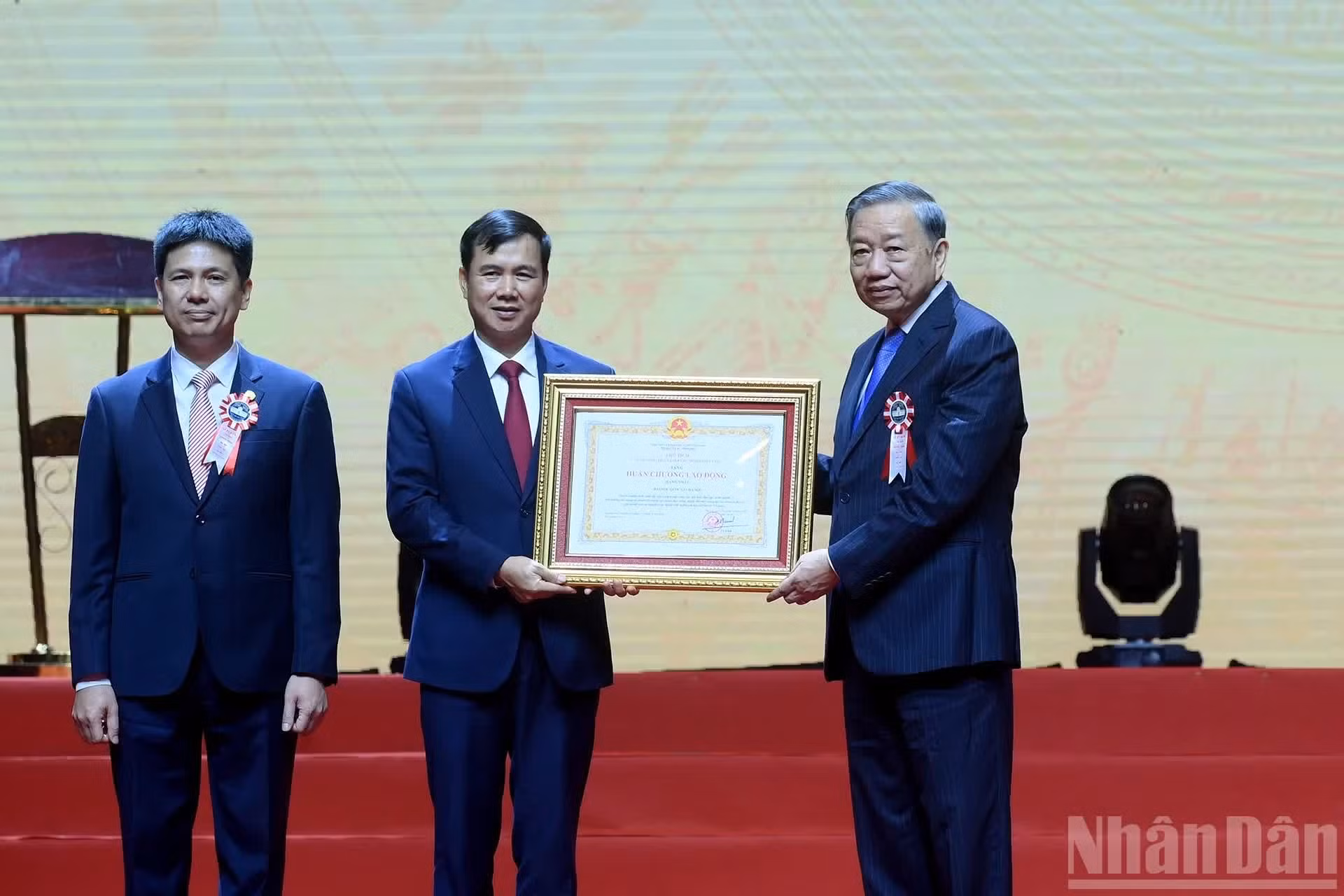 El secretario general del Partido Comunista y presidente de Vietnam, To Lam, entrega la Orden del Trabajo de Primera Clase a la Universidad Nacional de Hanói.