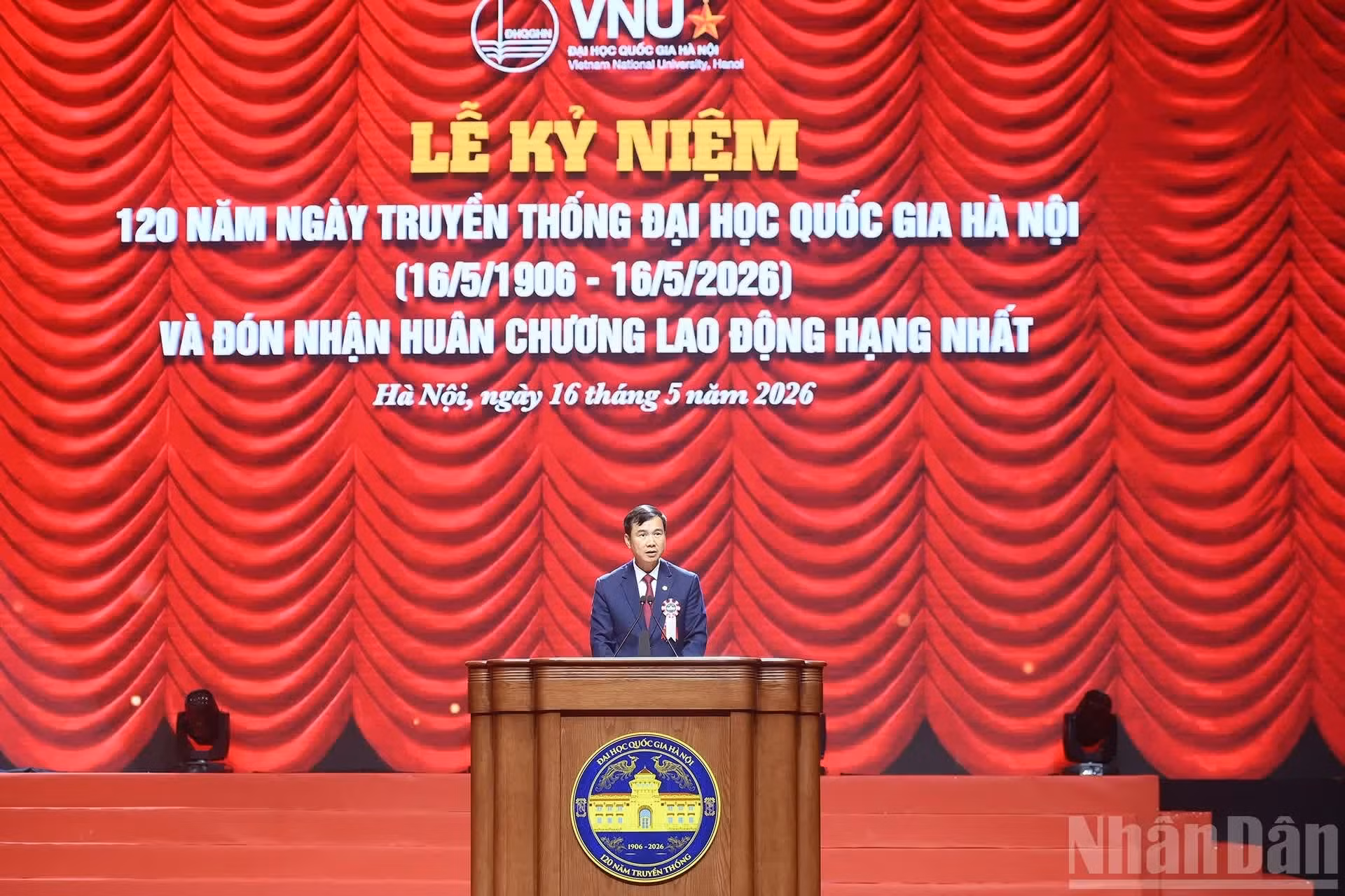 El doctor, profesor asociado, Bui The Duy, miembro suplente del Comité Central del Partido Comunista de Vietnam y director de la Universidad Nacional de Hanói, pronuncia un discurso en la ceremonia.