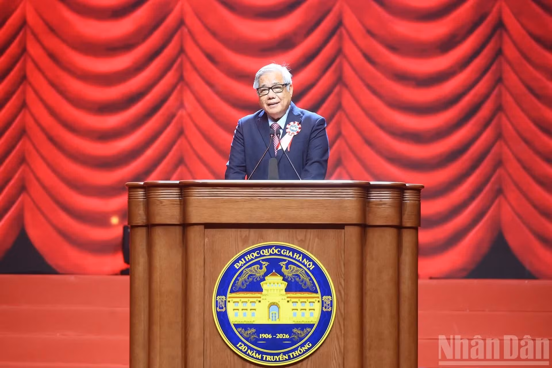 El profesor y doctor en ciencias Vu Minh Giang pronuncia un discurso en la ceremonia.
