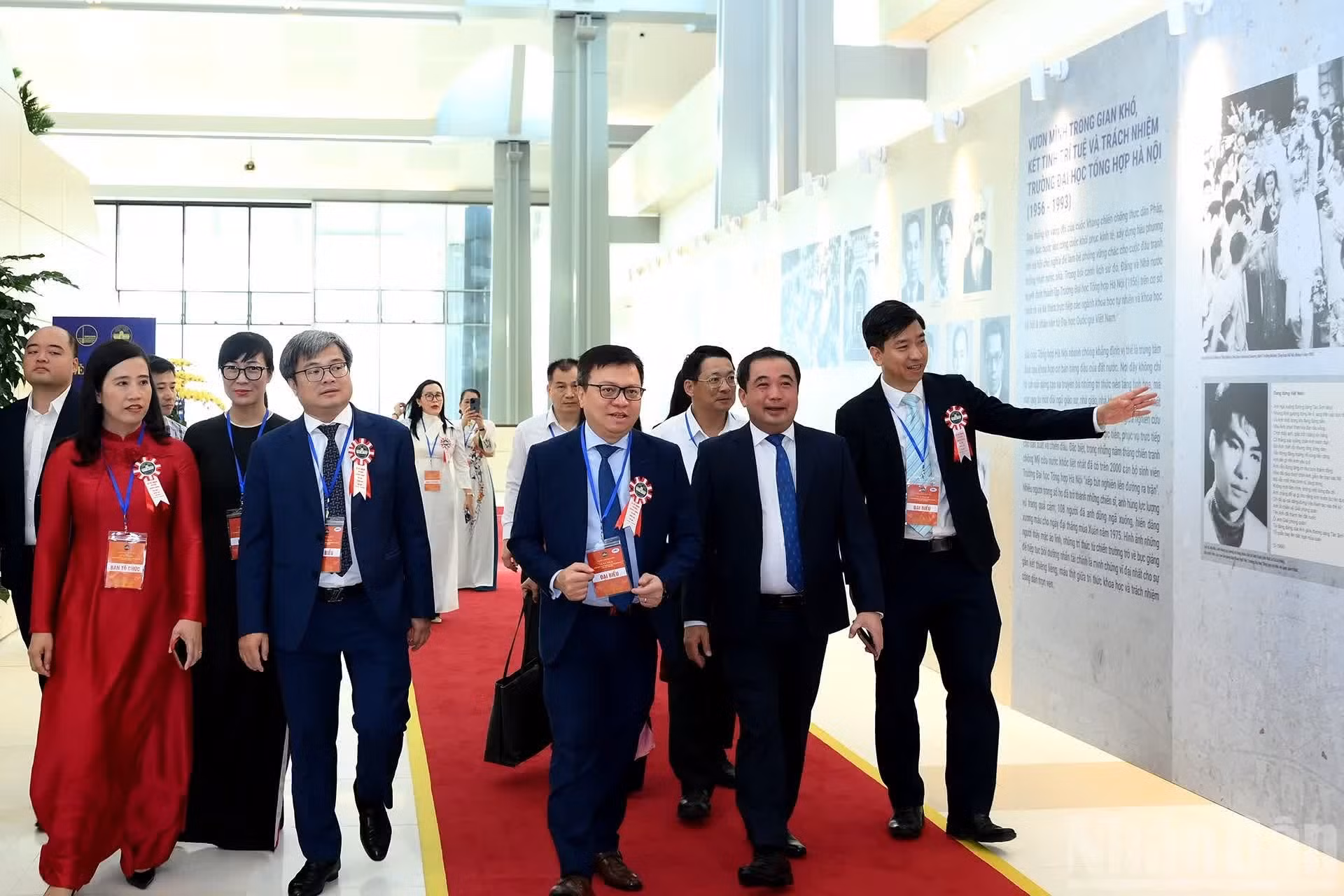 Los asistentes visitan una exposición sobre la historia de la Universidad Nacional de Hanói.