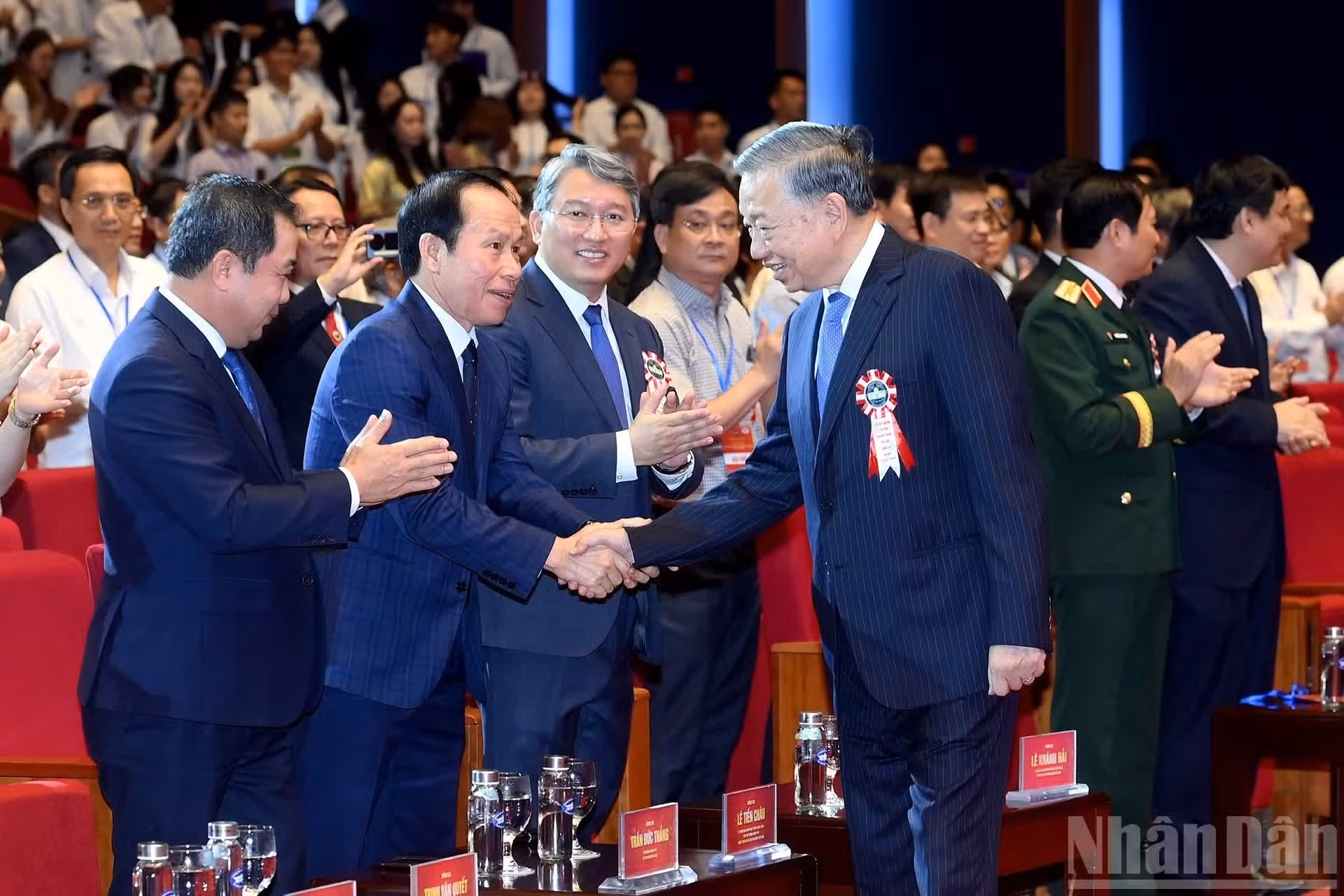 El máximo dirigente de Vietnam saluda a los asistentes a la ceremonia.