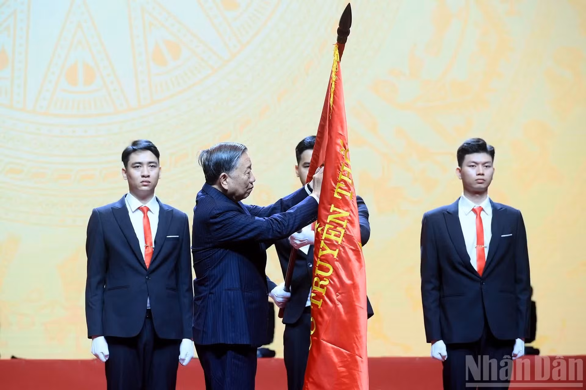 El secretario general del Partido Comunista y presidente de Vietnam, To Lam, entrega la Orden del Trabajo de Primera Clase a la Universidad Nacional de Hanói.