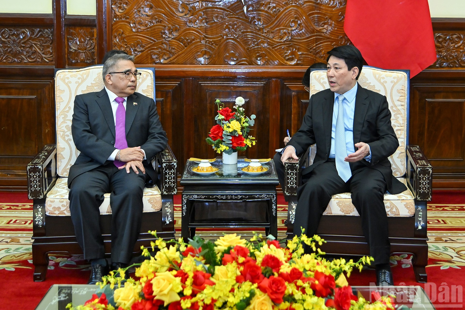 El jefe del Estado vietnamita, Luong Cuong, dialoga con el embajador de Filipinas, Meynardo Los Banos Montealegre.