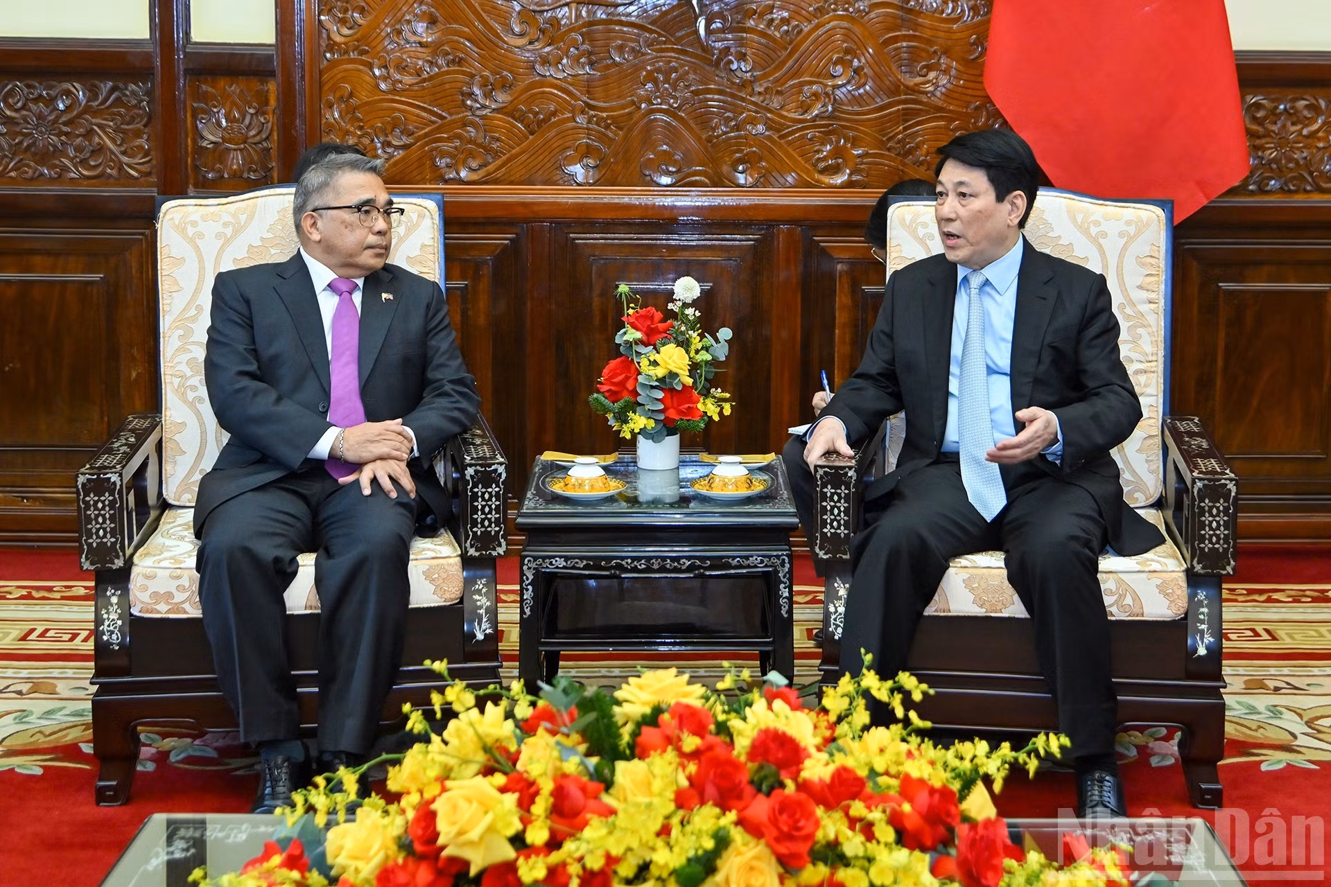 El jefe del Estado vietnamita, Luong Cuong, dialoga con el embajador de Filipinas, Meynardo Los Banos Montealegre.