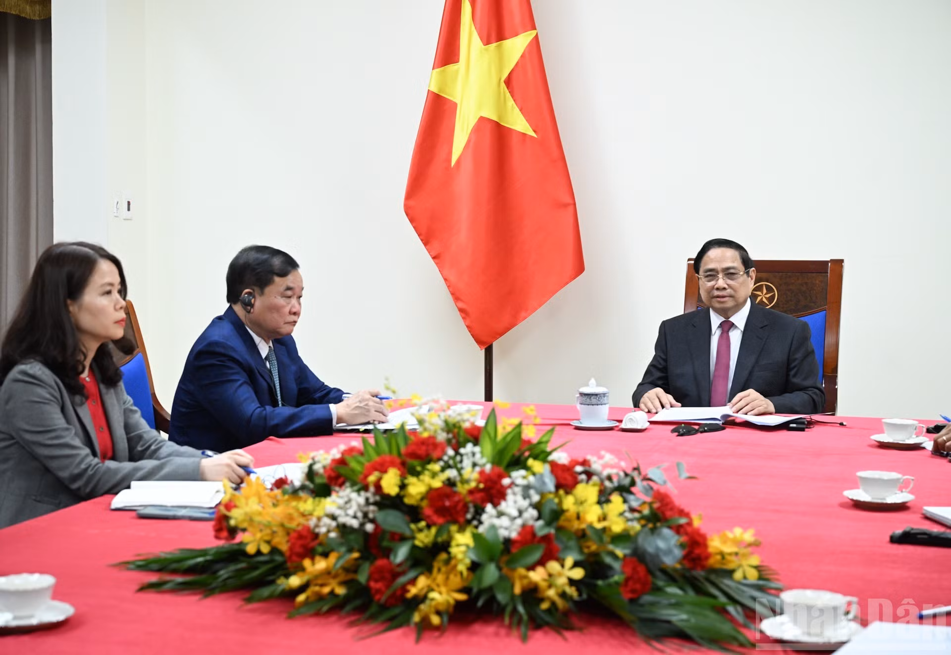 El premier Pham Minh Chinh conversa con su par singapurense, Lawrence Wong.