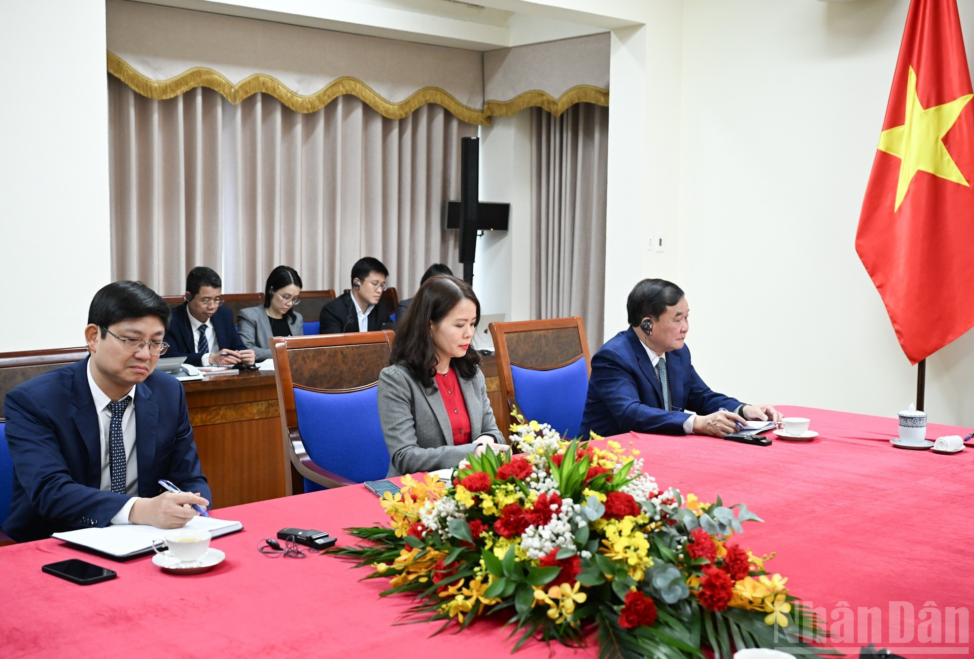 Representantes de los ministerios y sectores del Gobierno vietnamita en la cita.