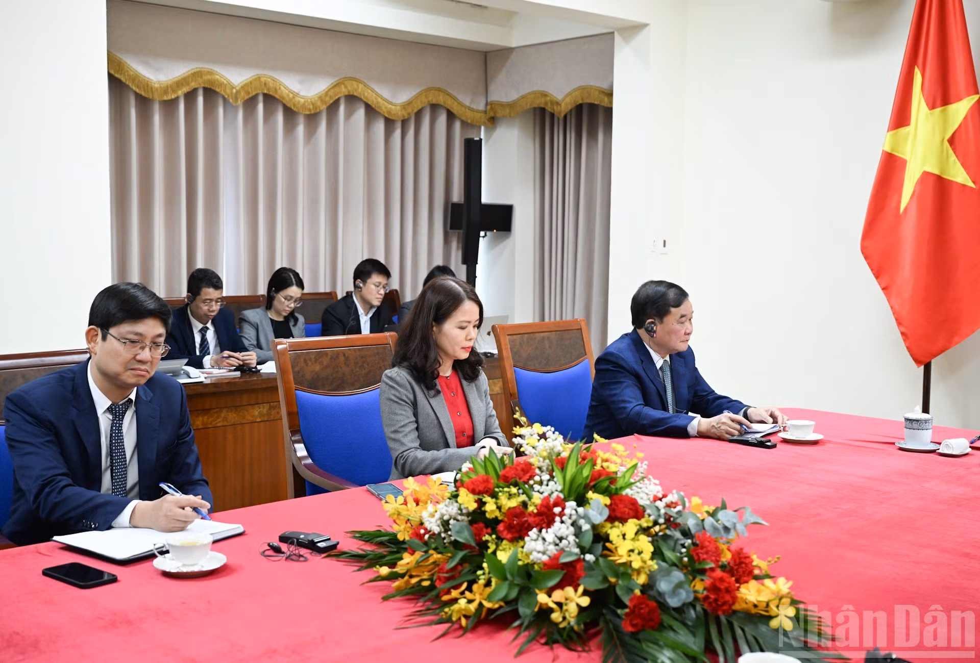 Representantes de los ministerios y sectores del Gobierno vietnamita en la cita.