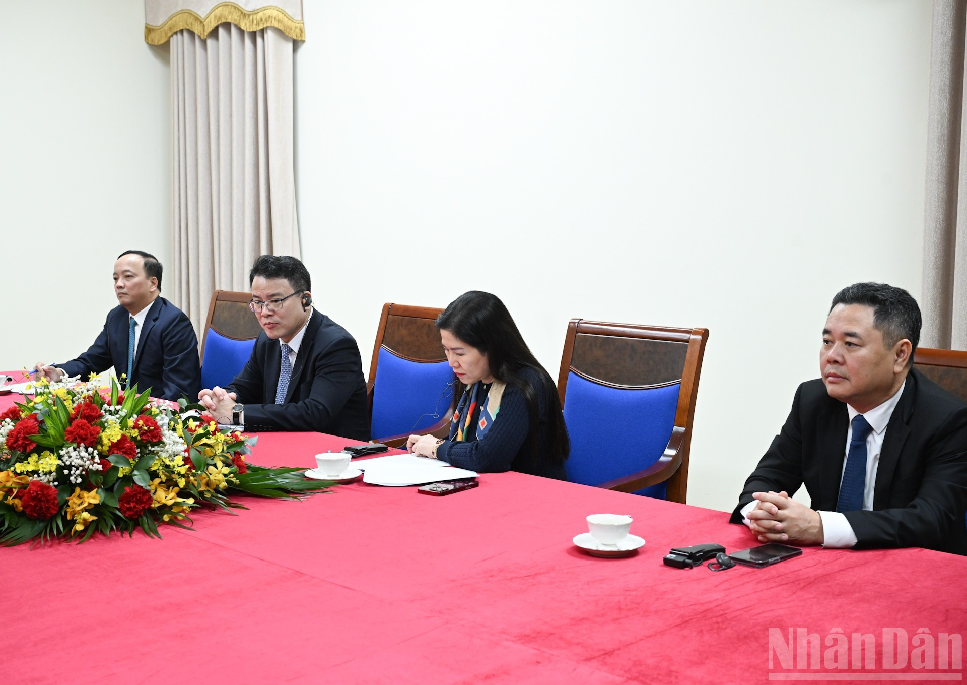 Representantes de los ministerios y sectores del Gobierno vietnamita en la cita.