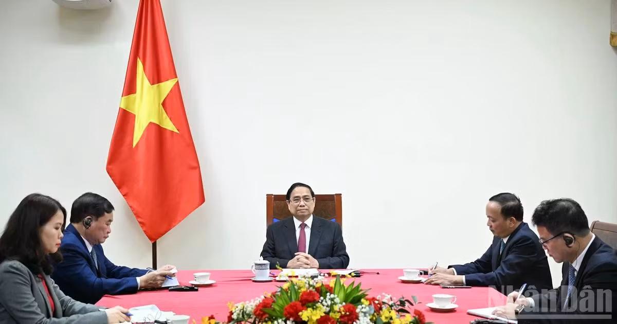 [Foto] Premier vietnamita sostiene conversación telefónica con su homólogo singapurense