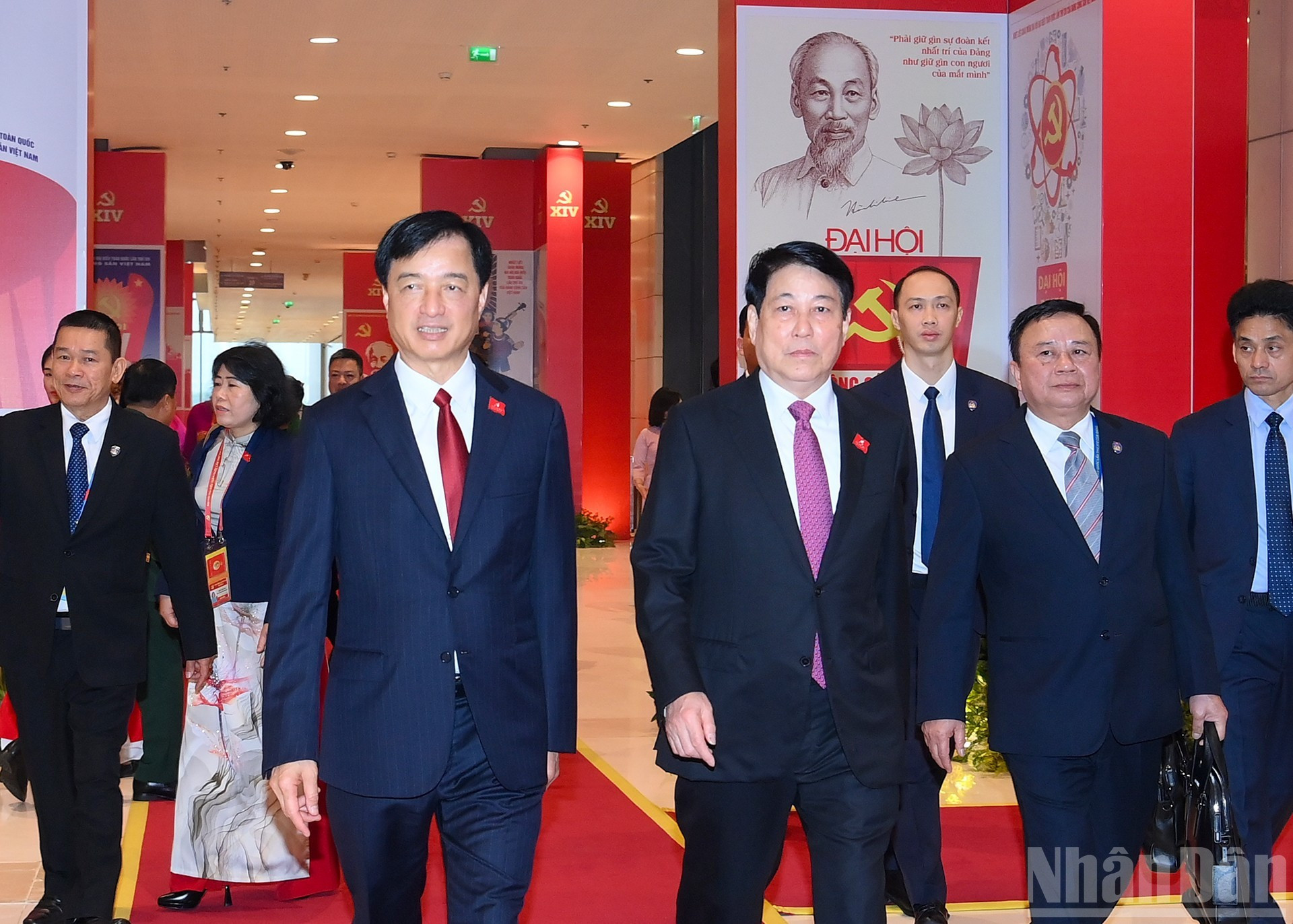 El presidente de Vietnam, Luong Cuong (con corbata rosada) llega al evento.