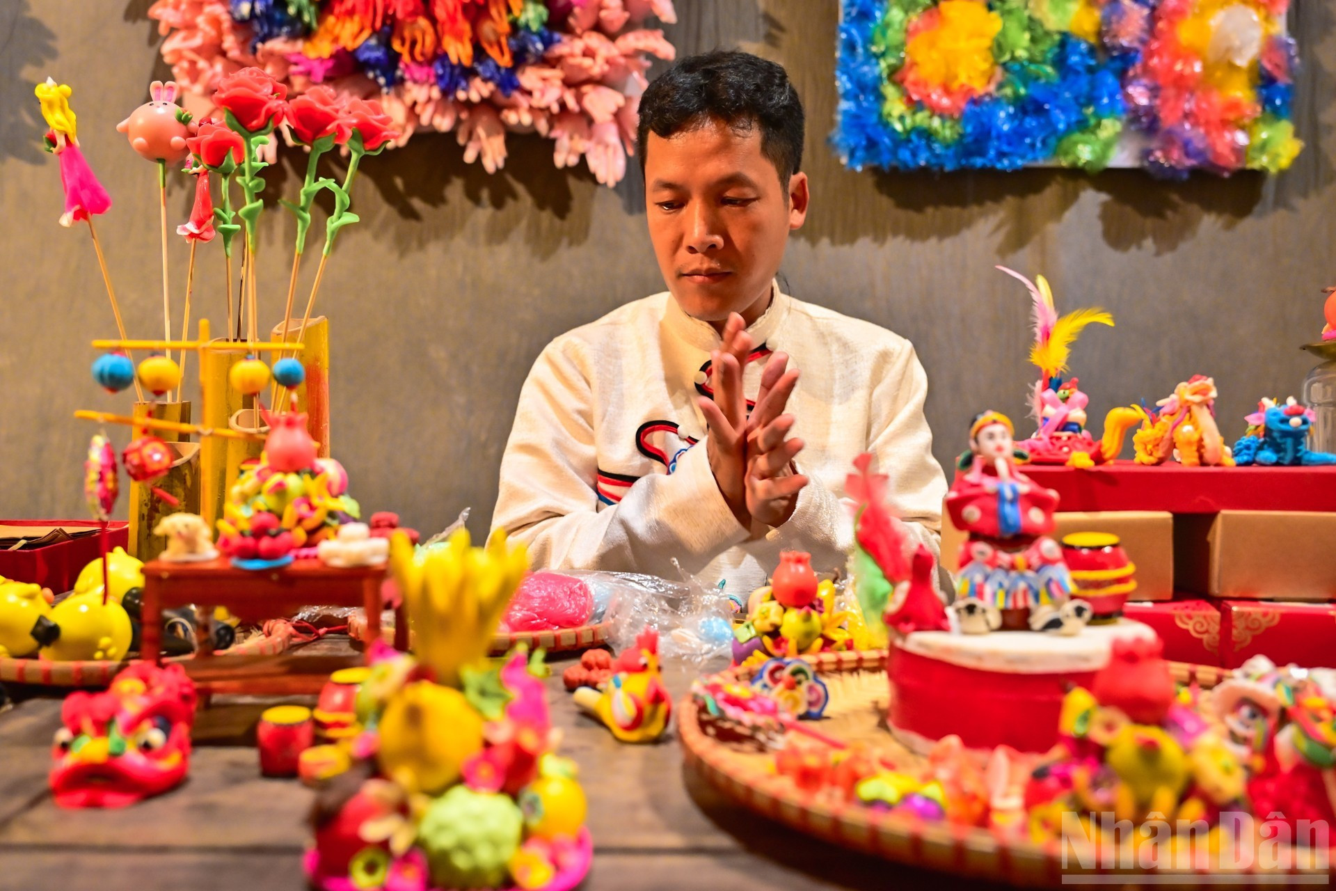 Las figuritas hechas de harina de arroz, llamadas tò he, y los animalitos de arcilla, moldeados hábilmente por los artesanos, cobran vida con gran expresividad y encanto.