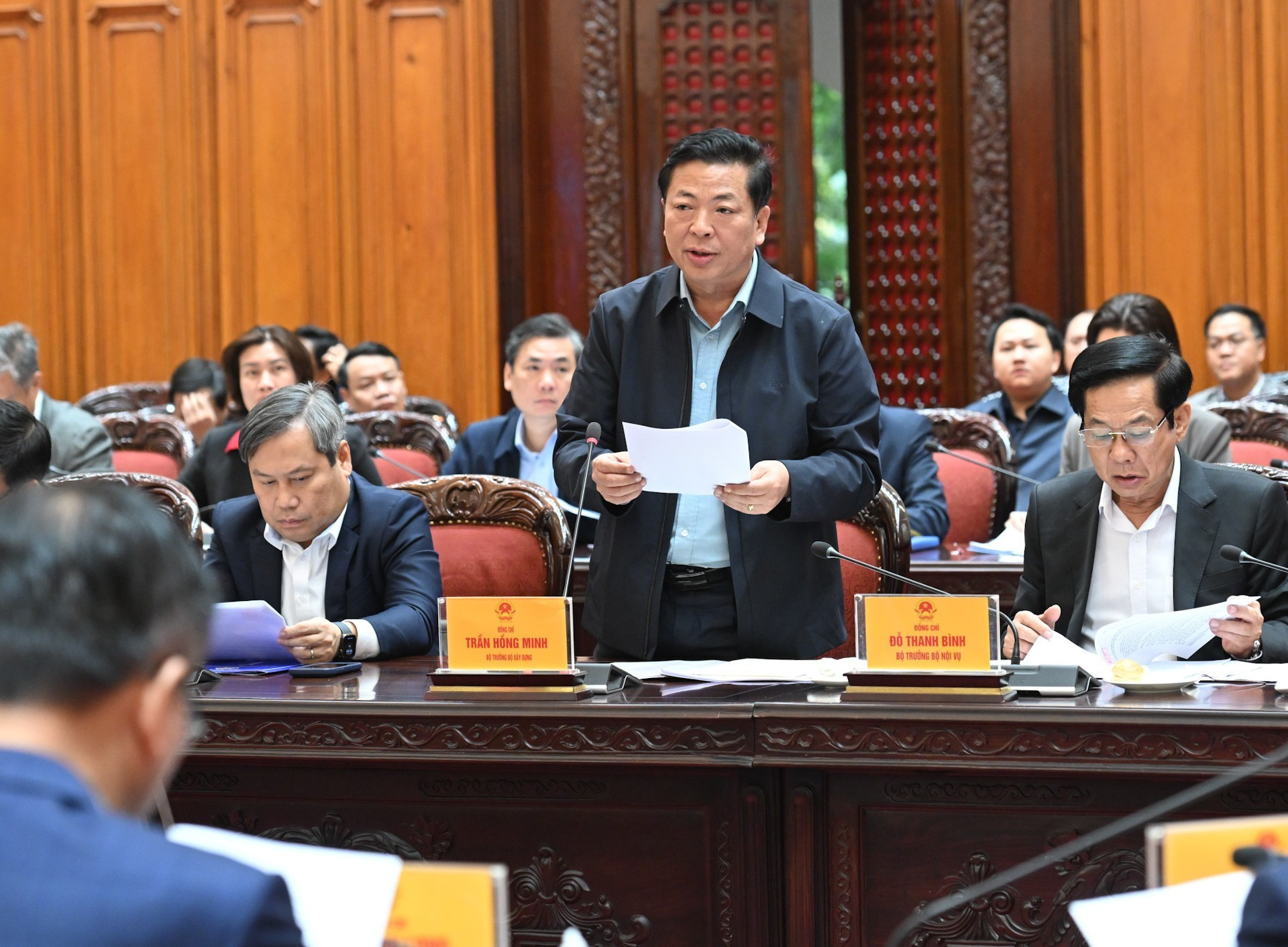 El ministro de Construcción, Tran Hong Minh, presenta un informe.