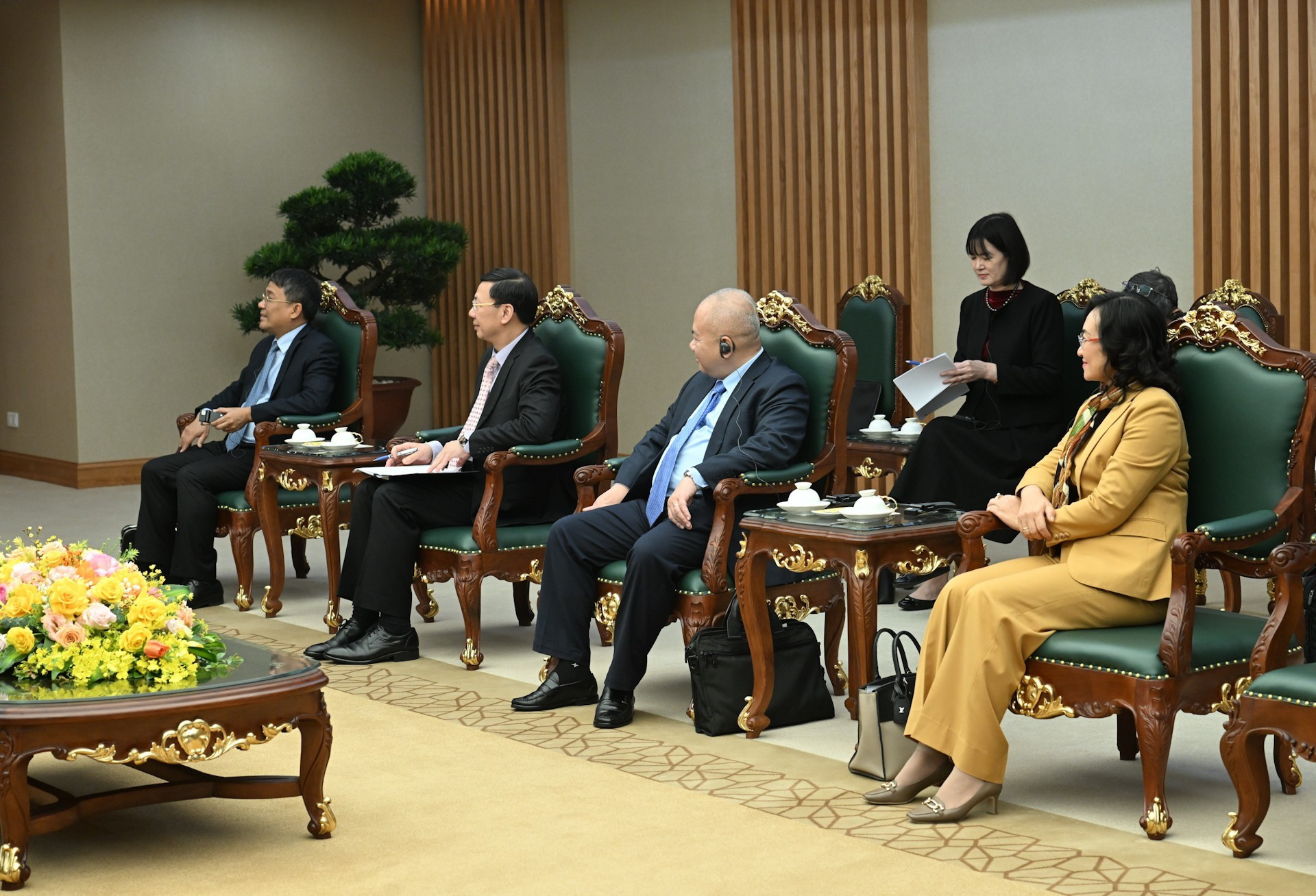 Funcionarios vietnamitas intervienen en el encuentro.